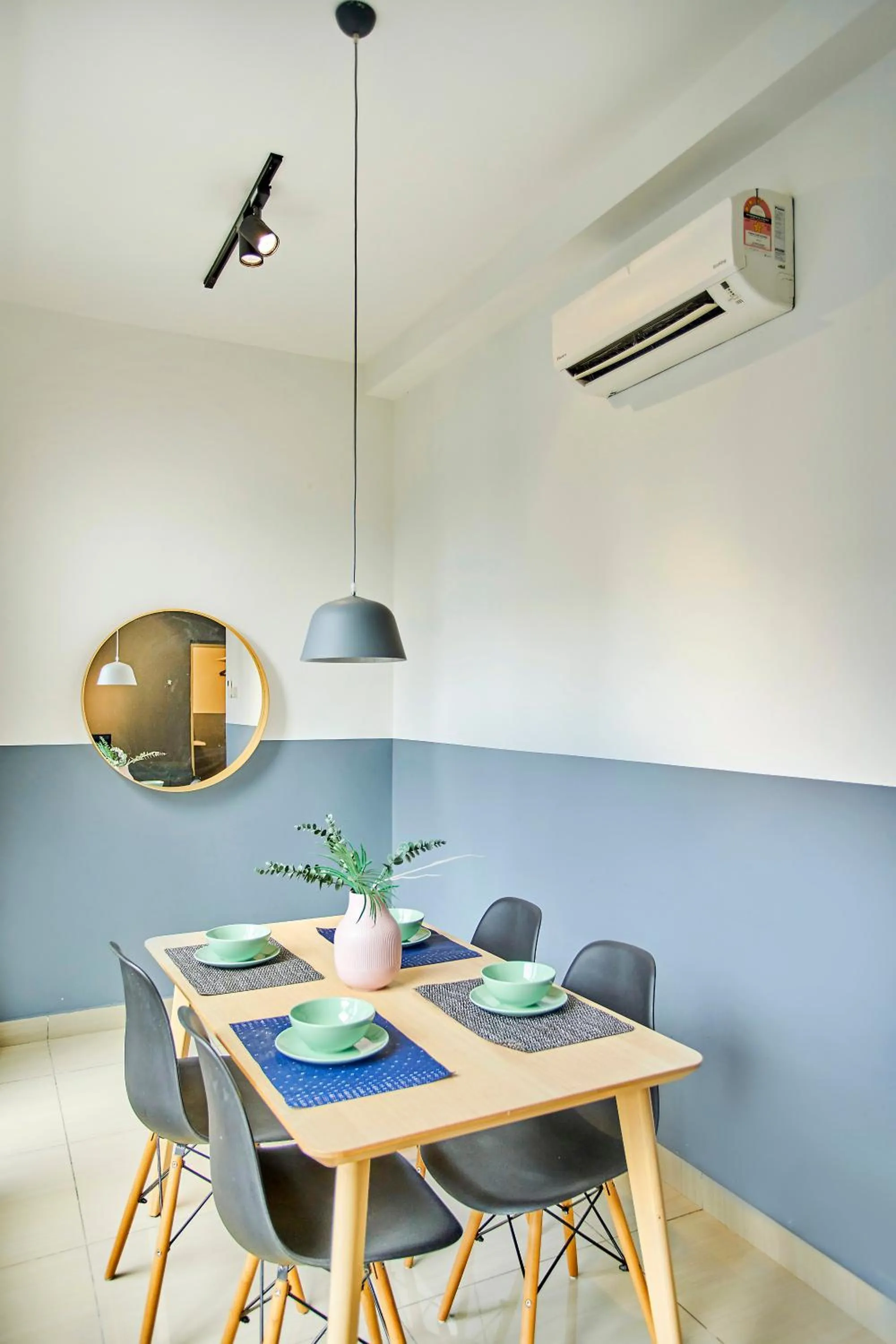 Dining area in Arte Plus KLCC Designer Suites by Cobnb