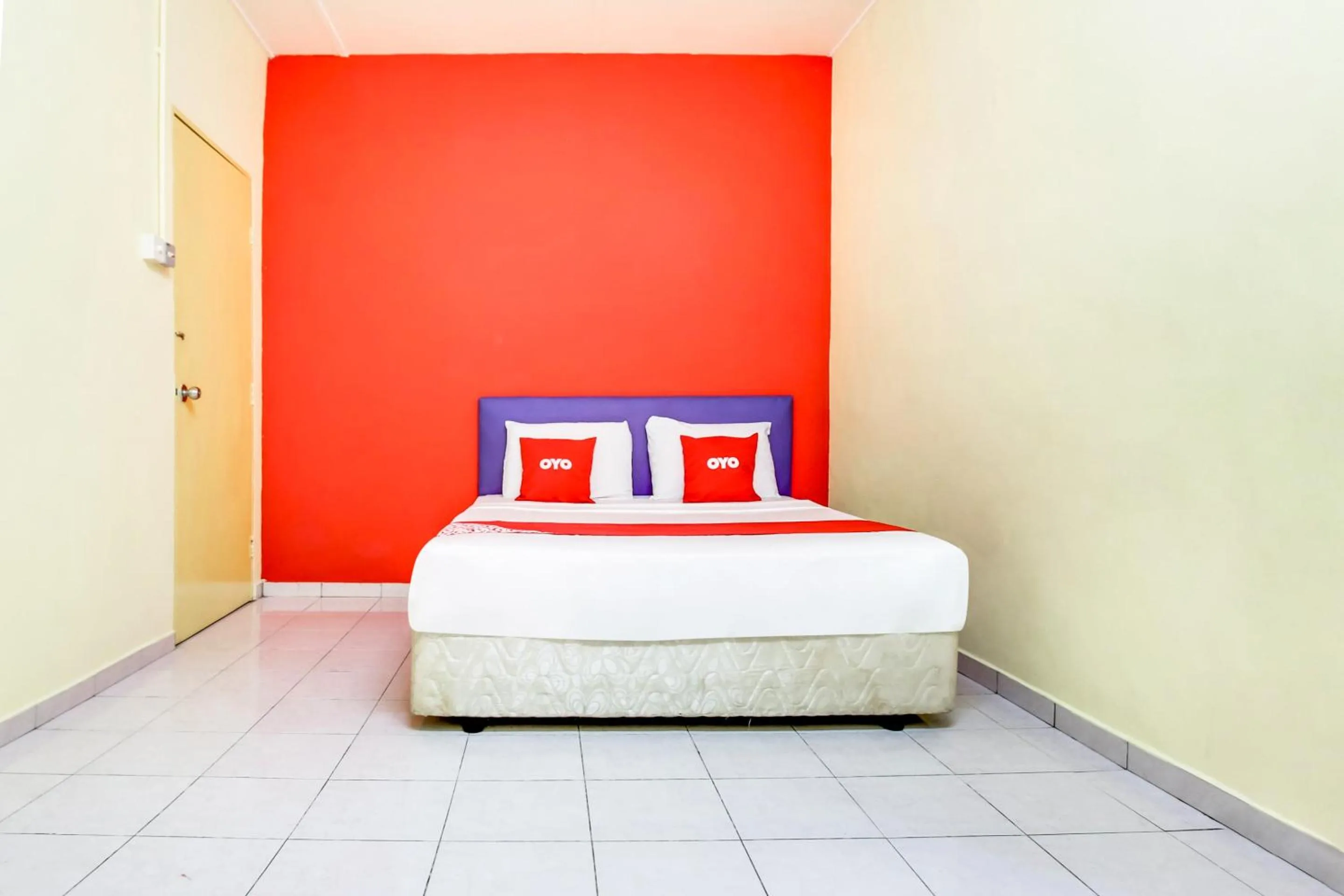 Bedroom in OYO 89615 T Family Hotel