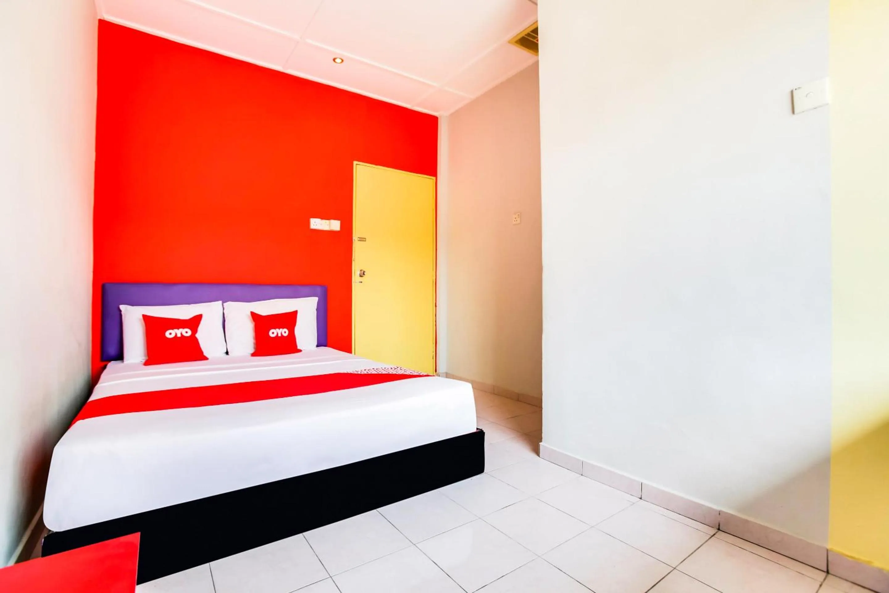 Bedroom in OYO 89615 T Family Hotel