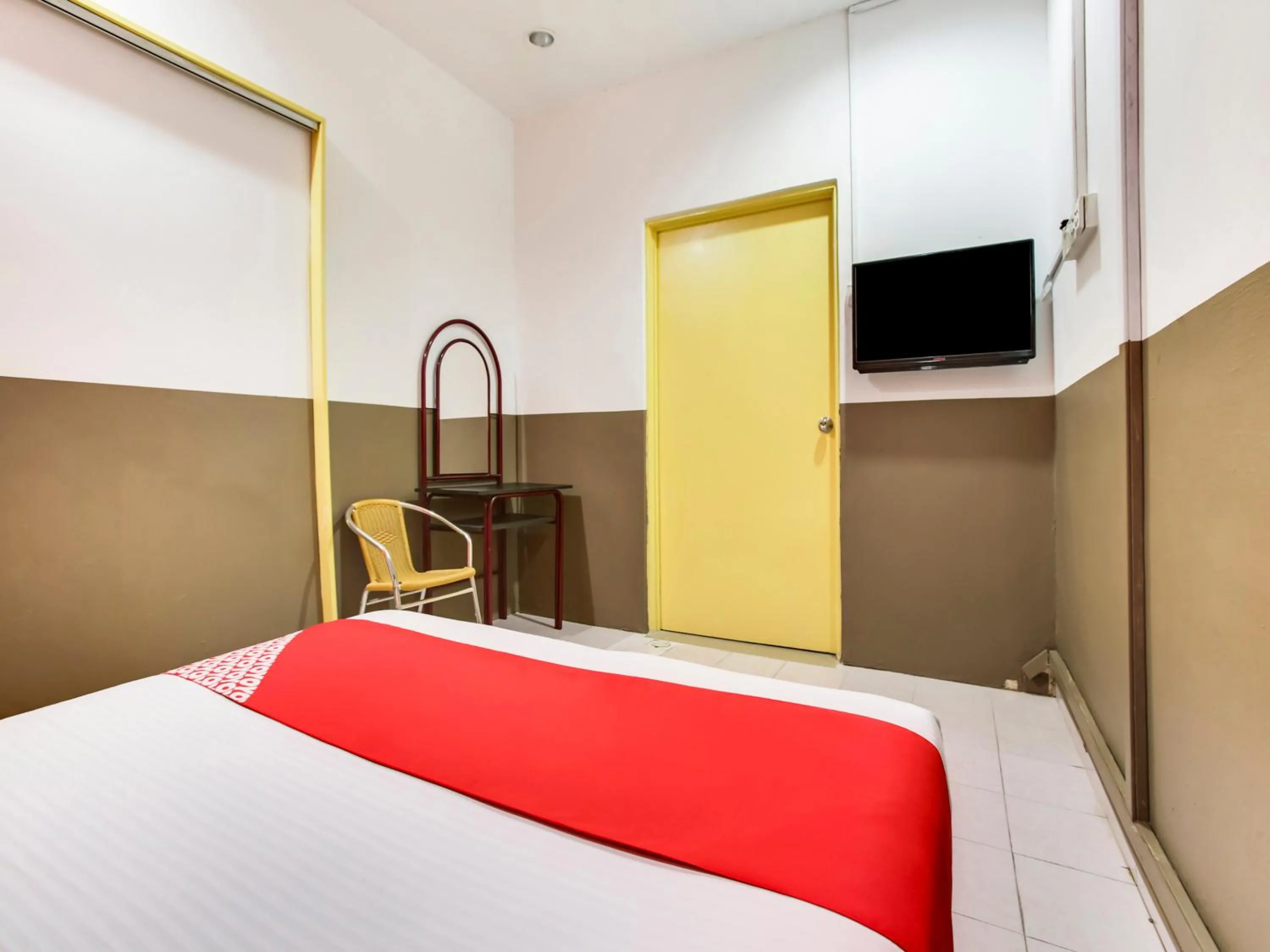Bedroom, TV/Entertainment Center in OYO 89615 T Family Hotel