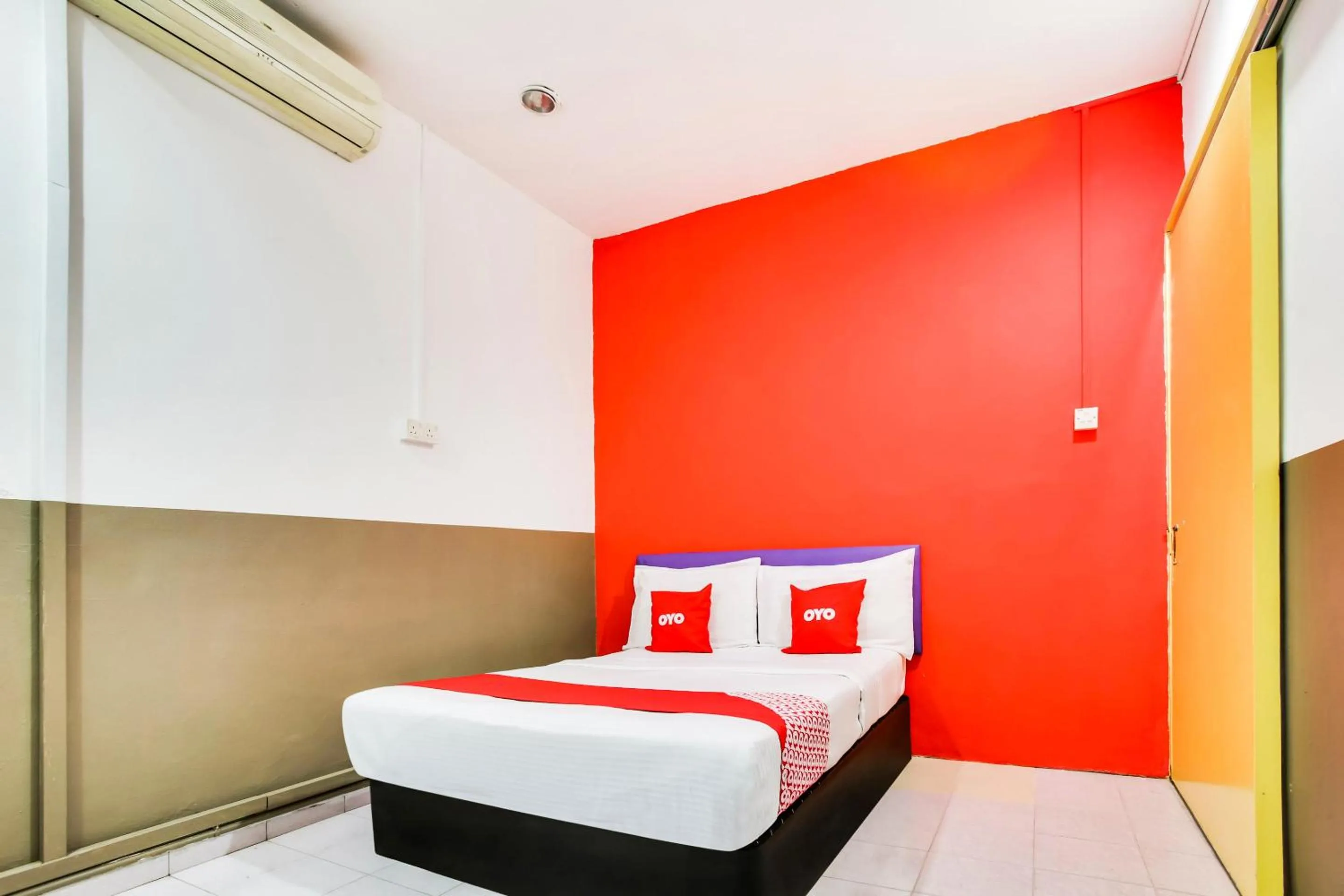 Bedroom in OYO 89615 T Family Hotel