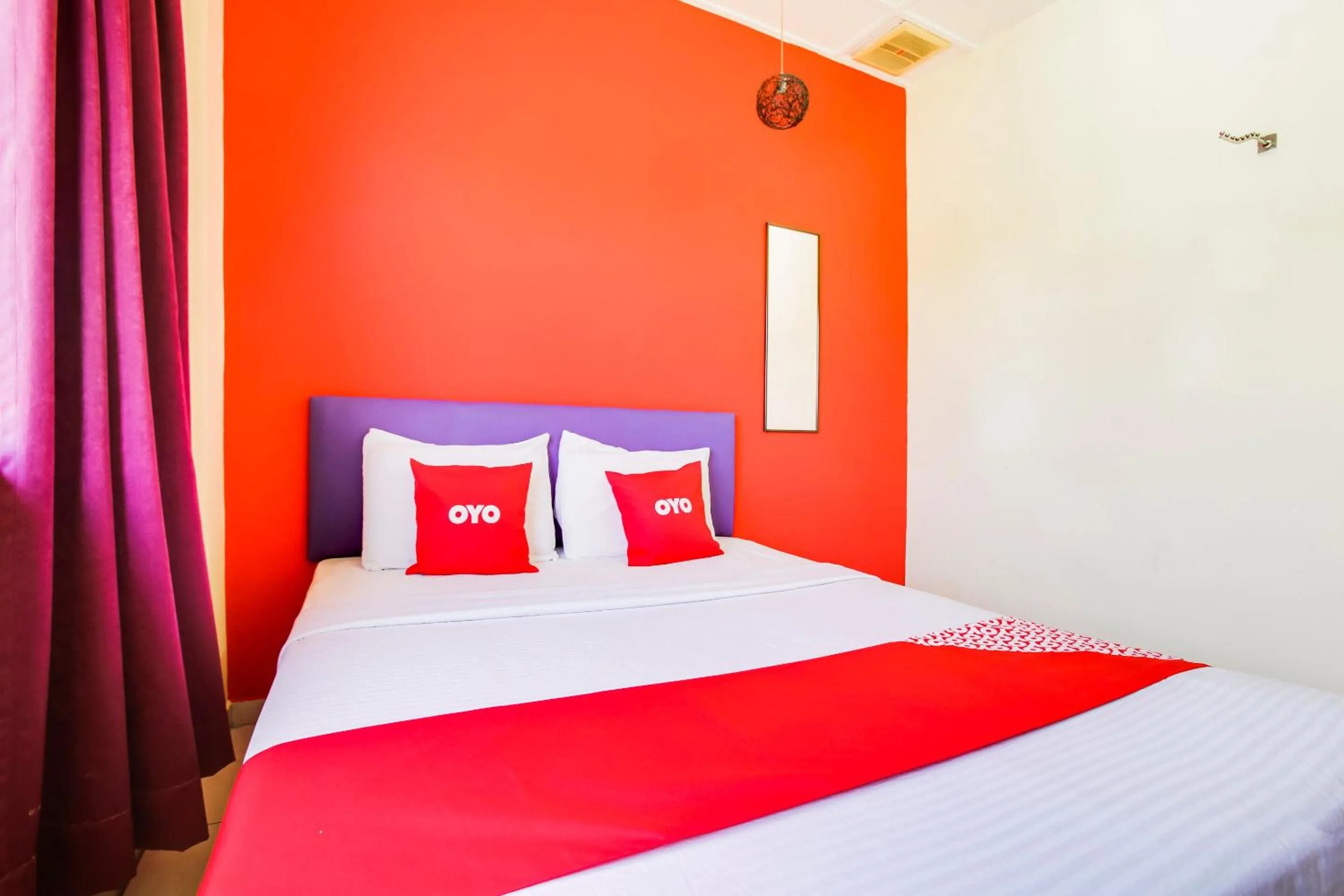 Bedroom in OYO 89615 T Family Hotel