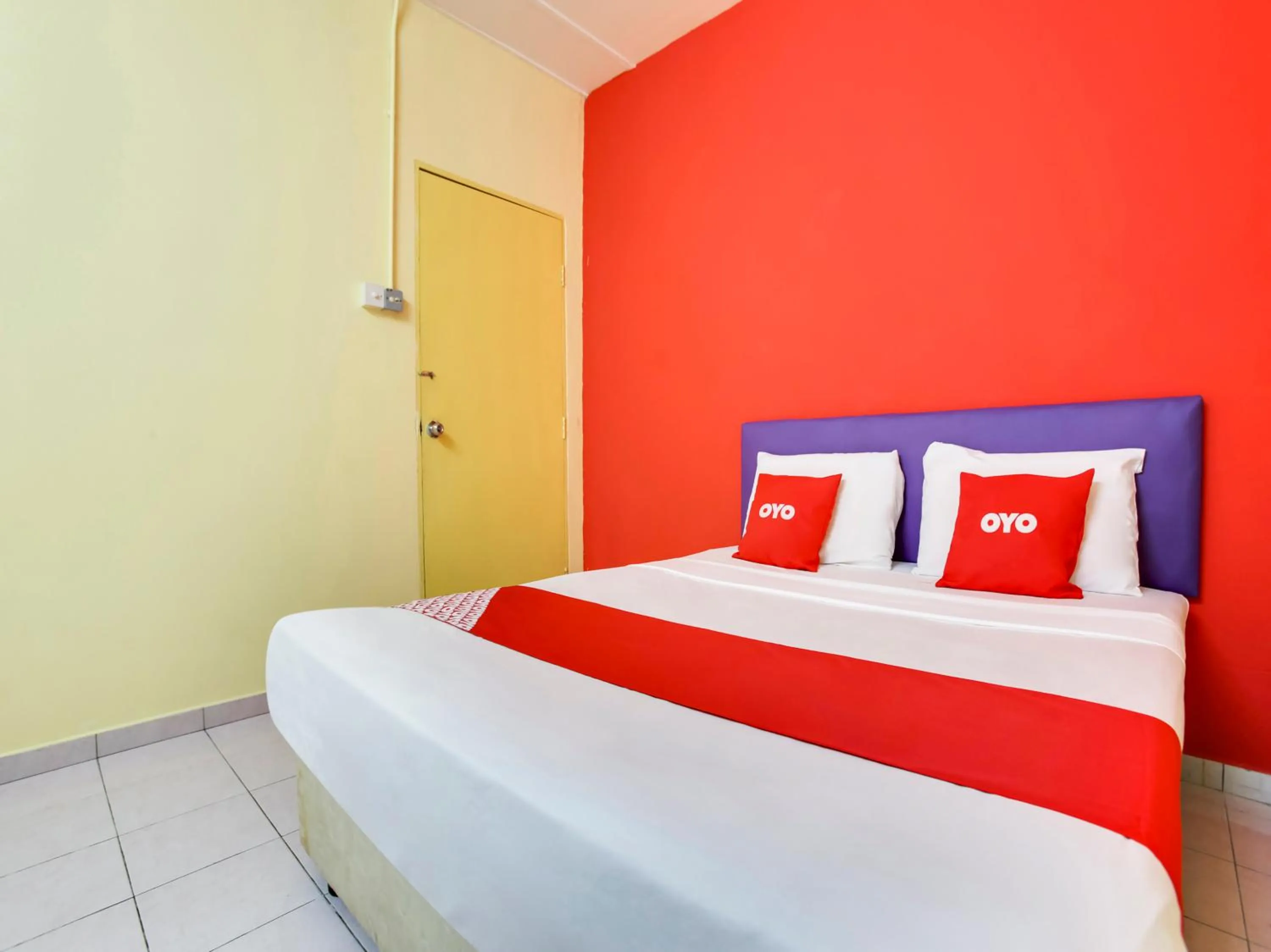 Bedroom in OYO 89615 T Family Hotel