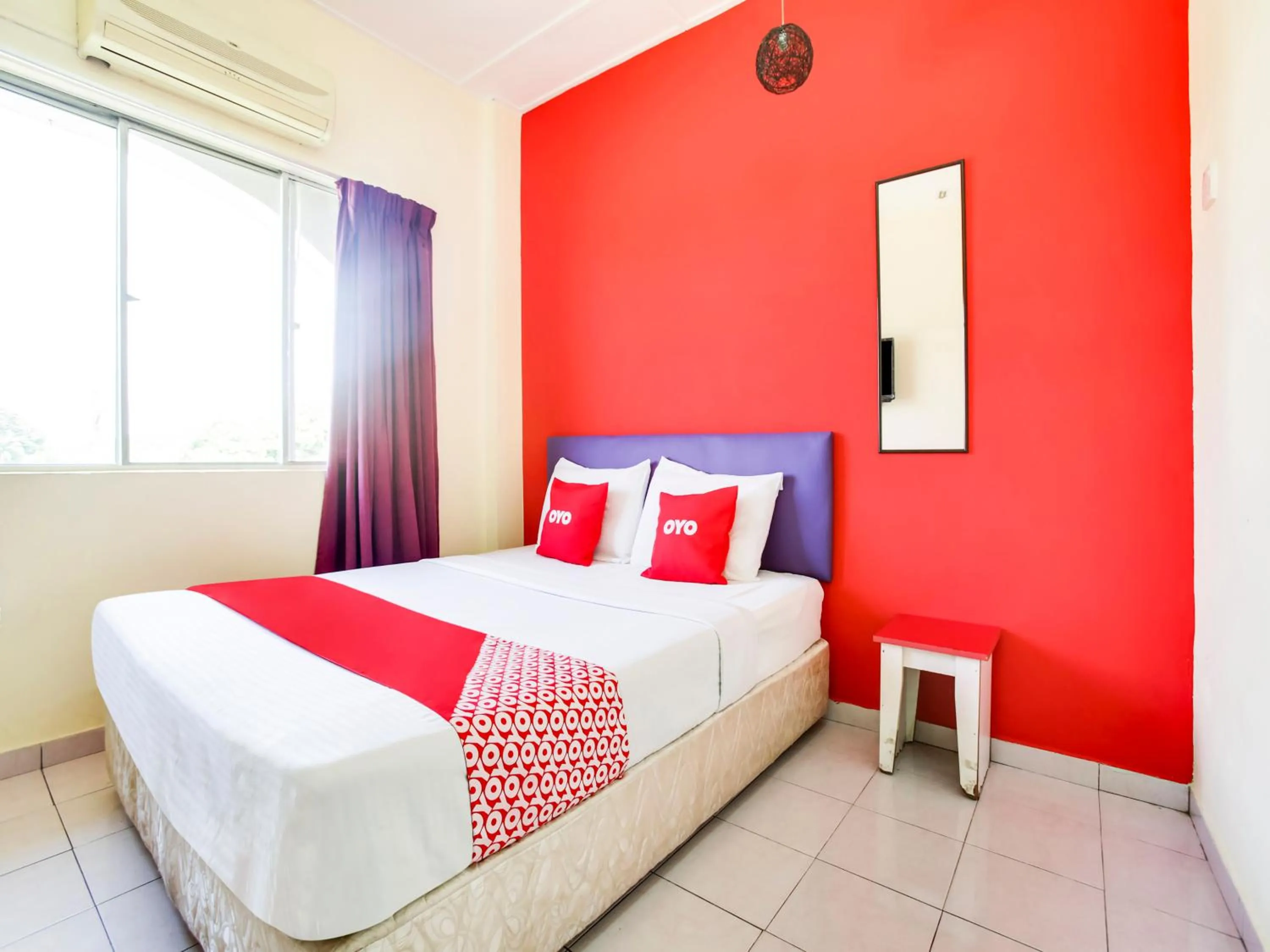 Bedroom in OYO 89615 T Family Hotel