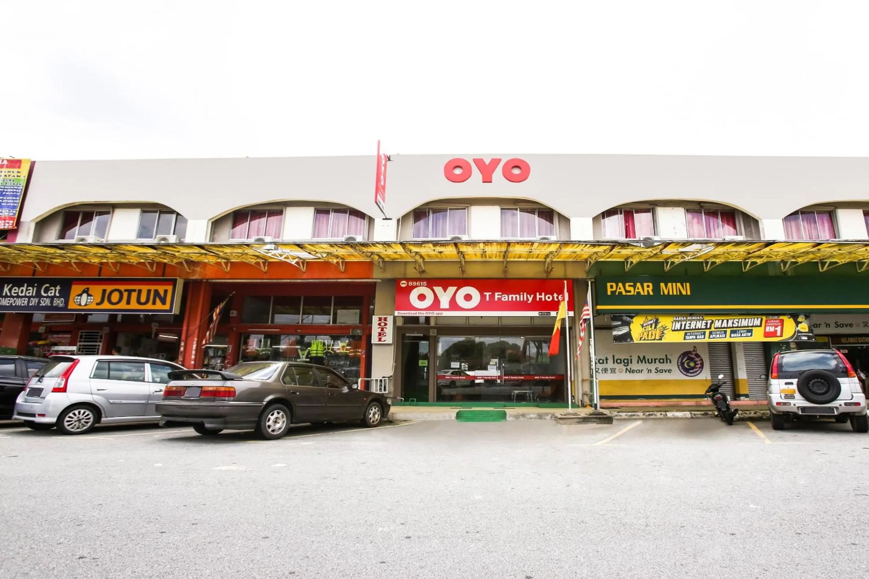 Facade/entrance, Property Building in OYO 89615 T Family Hotel
