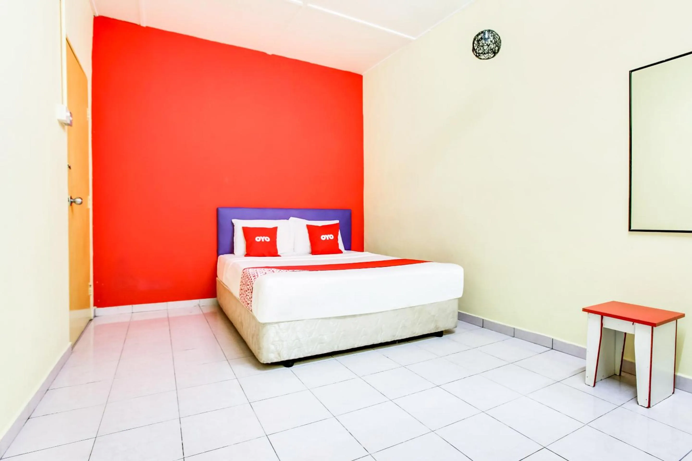 Bedroom in OYO 89615 T Family Hotel