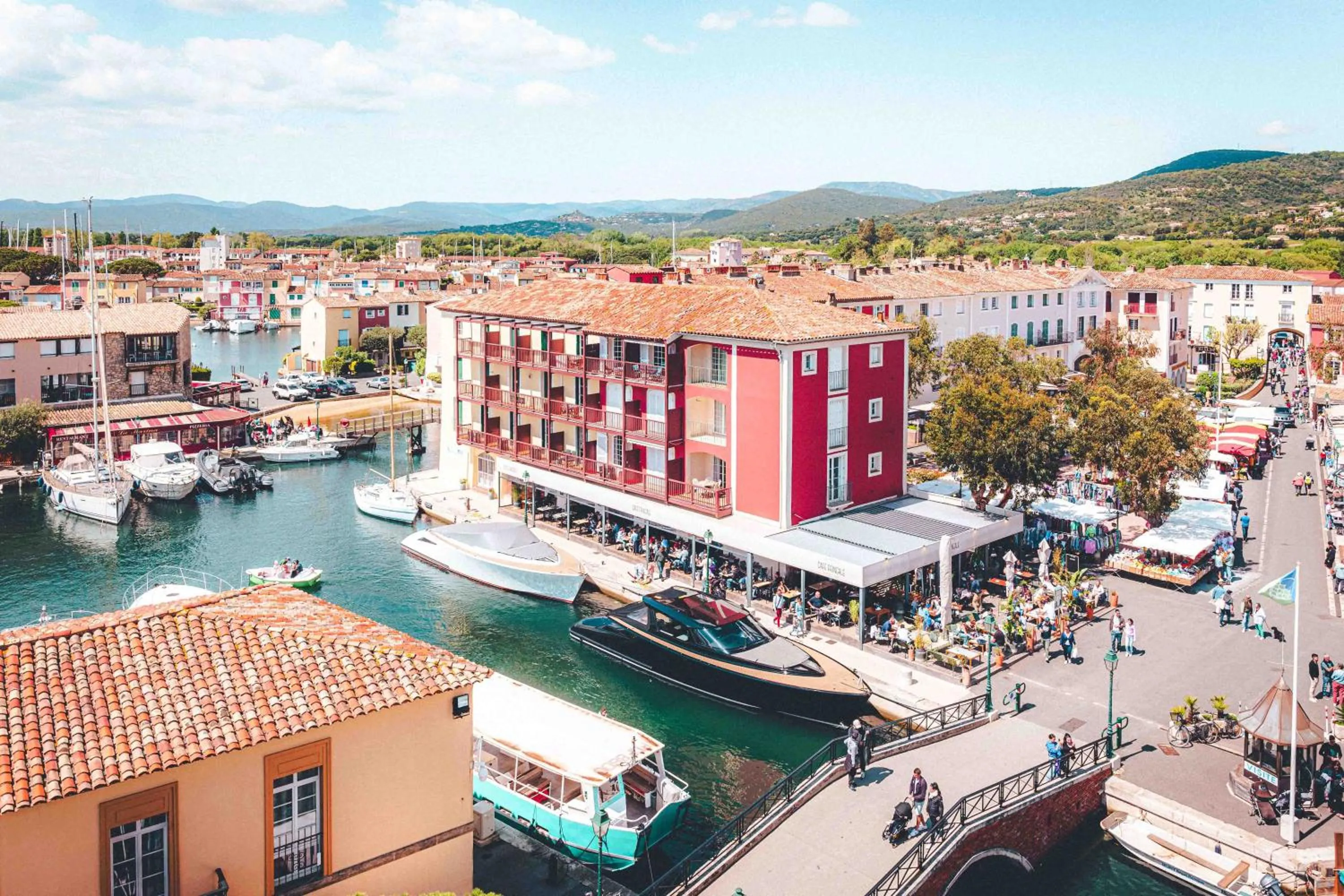 Property building in Le Suffren Hôtel