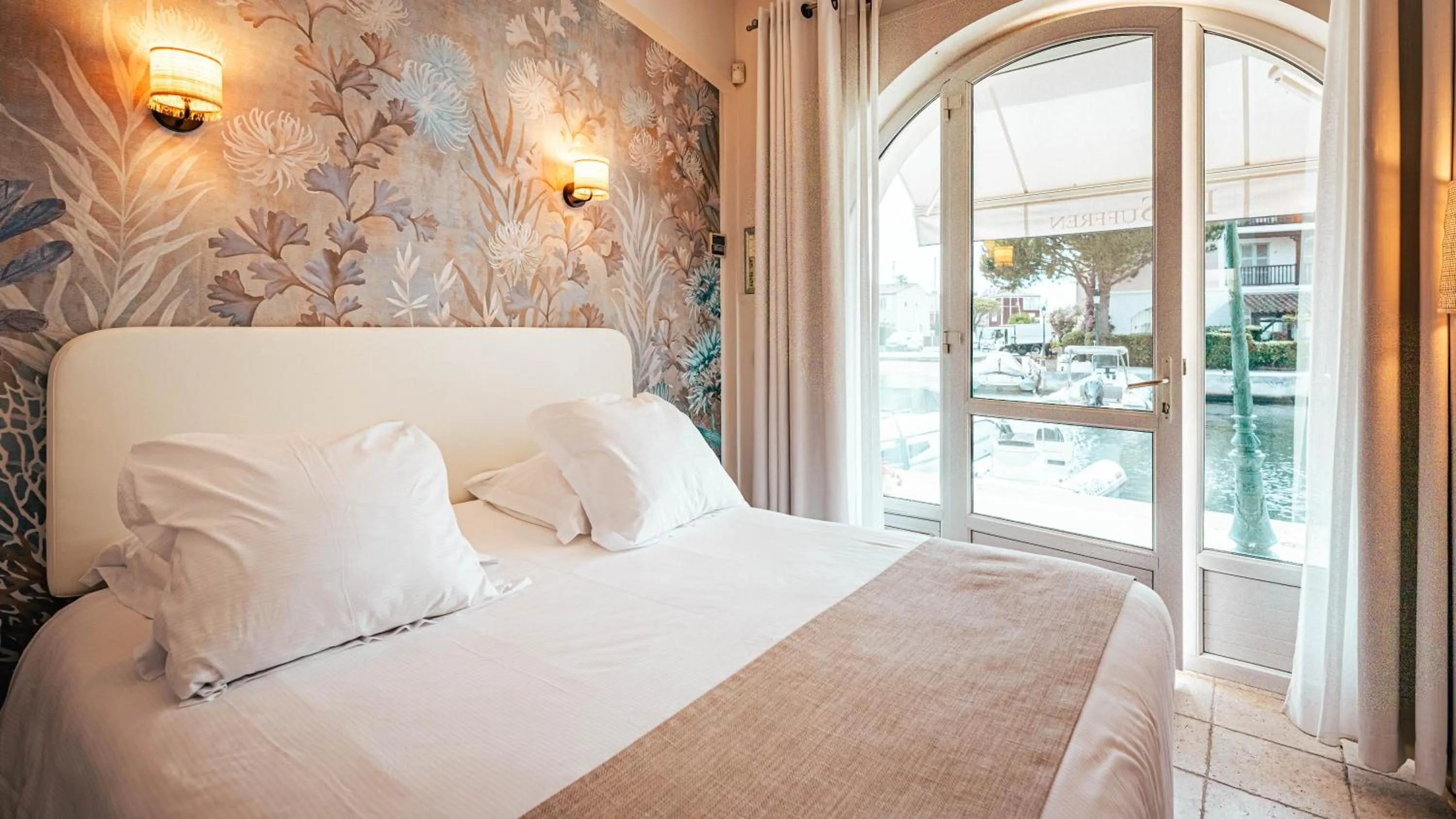 Bedroom, Bed in Le Suffren Hôtel