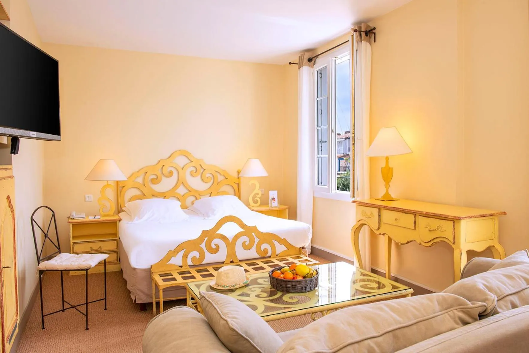 Photo of the whole room in Le Suffren Hôtel