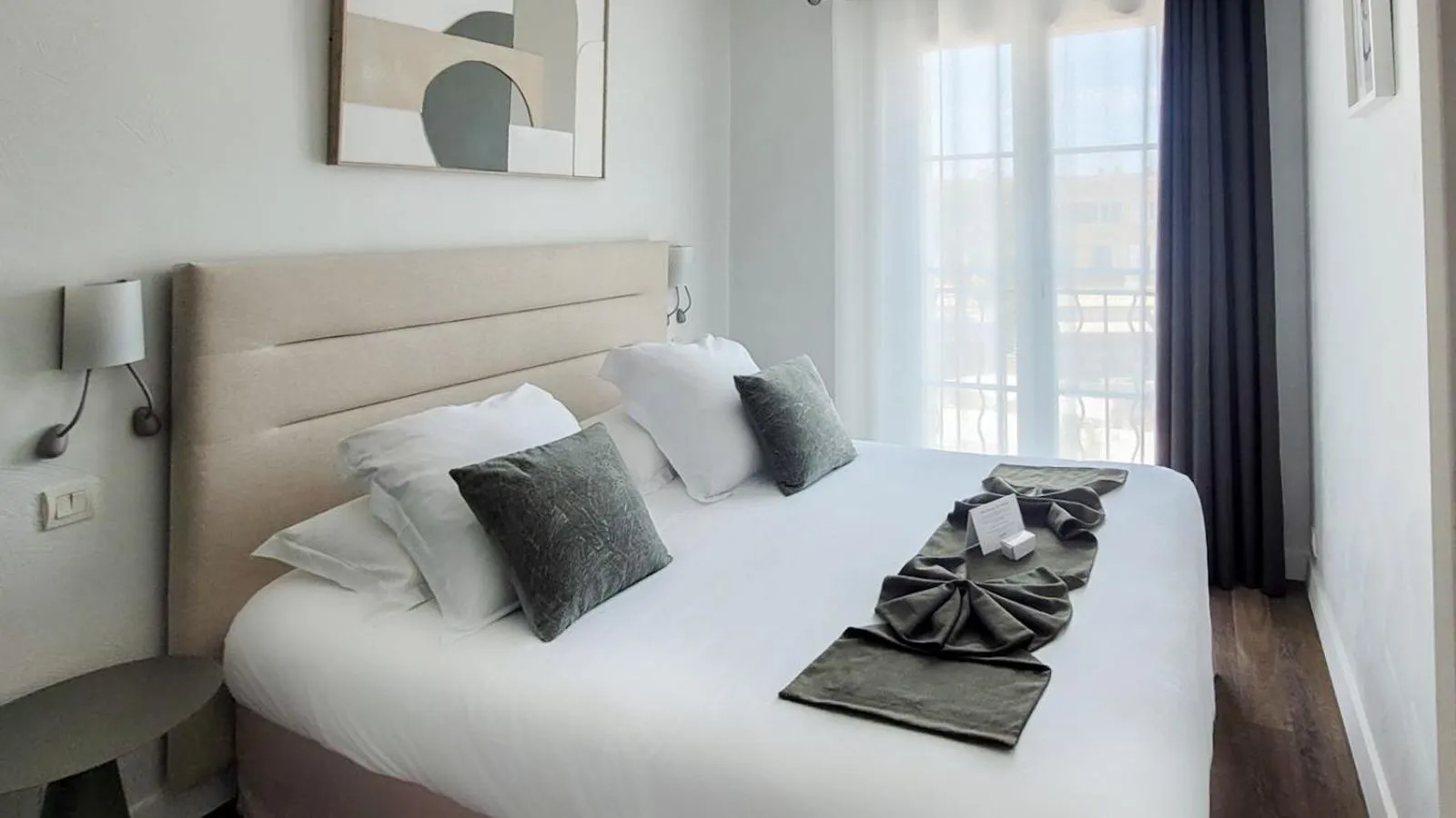 Bedroom, Bed in Le Suffren Hôtel