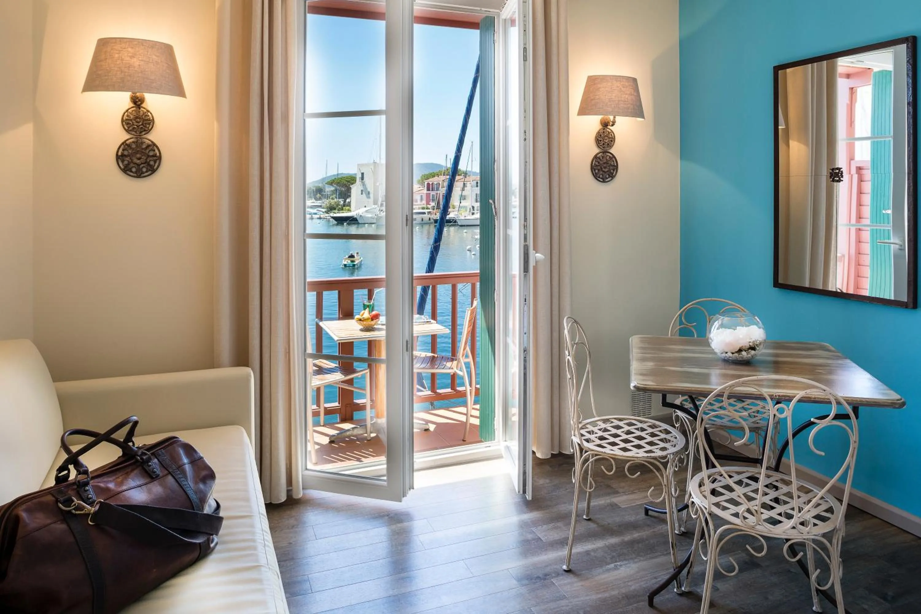 Seating area in Le Suffren Hôtel