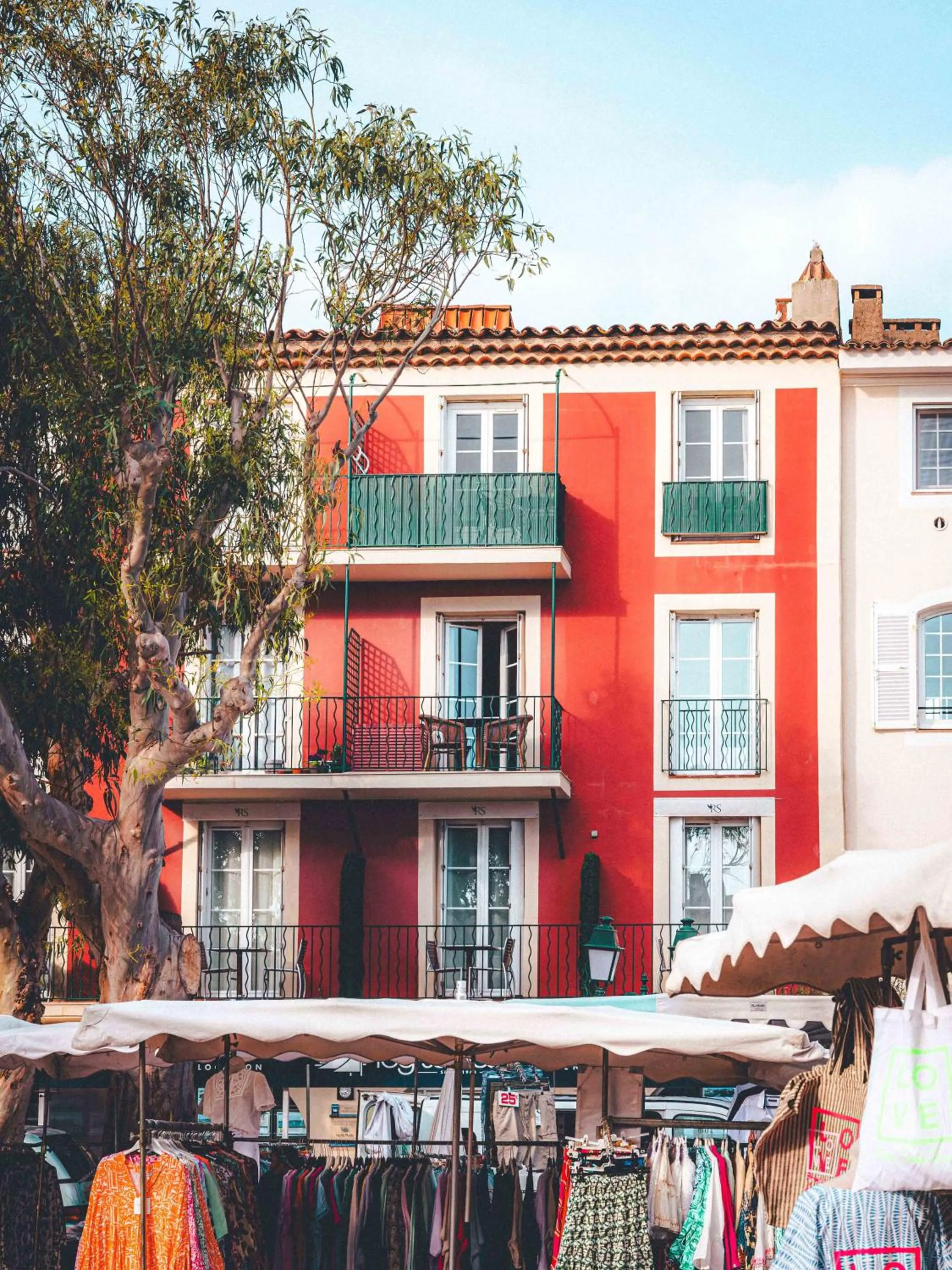 Property building in Le Suffren Hôtel