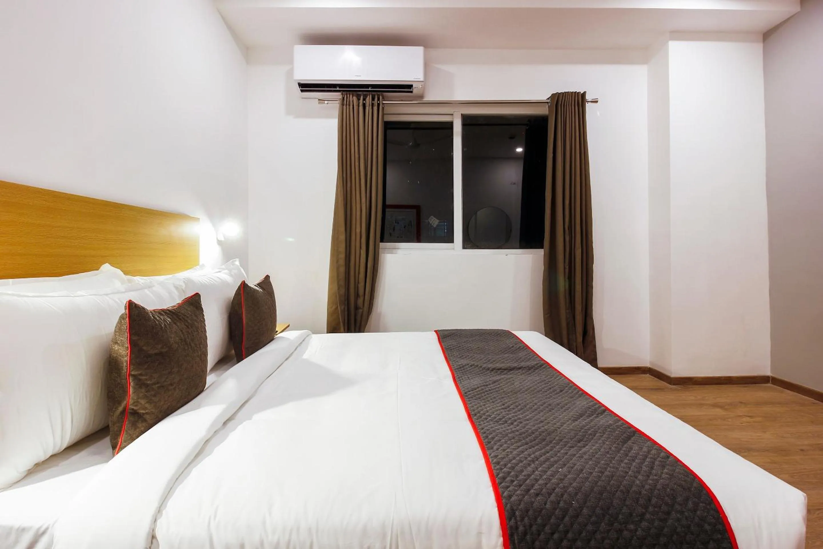 Bedroom, Bed in Super Townhouse RCC Elite