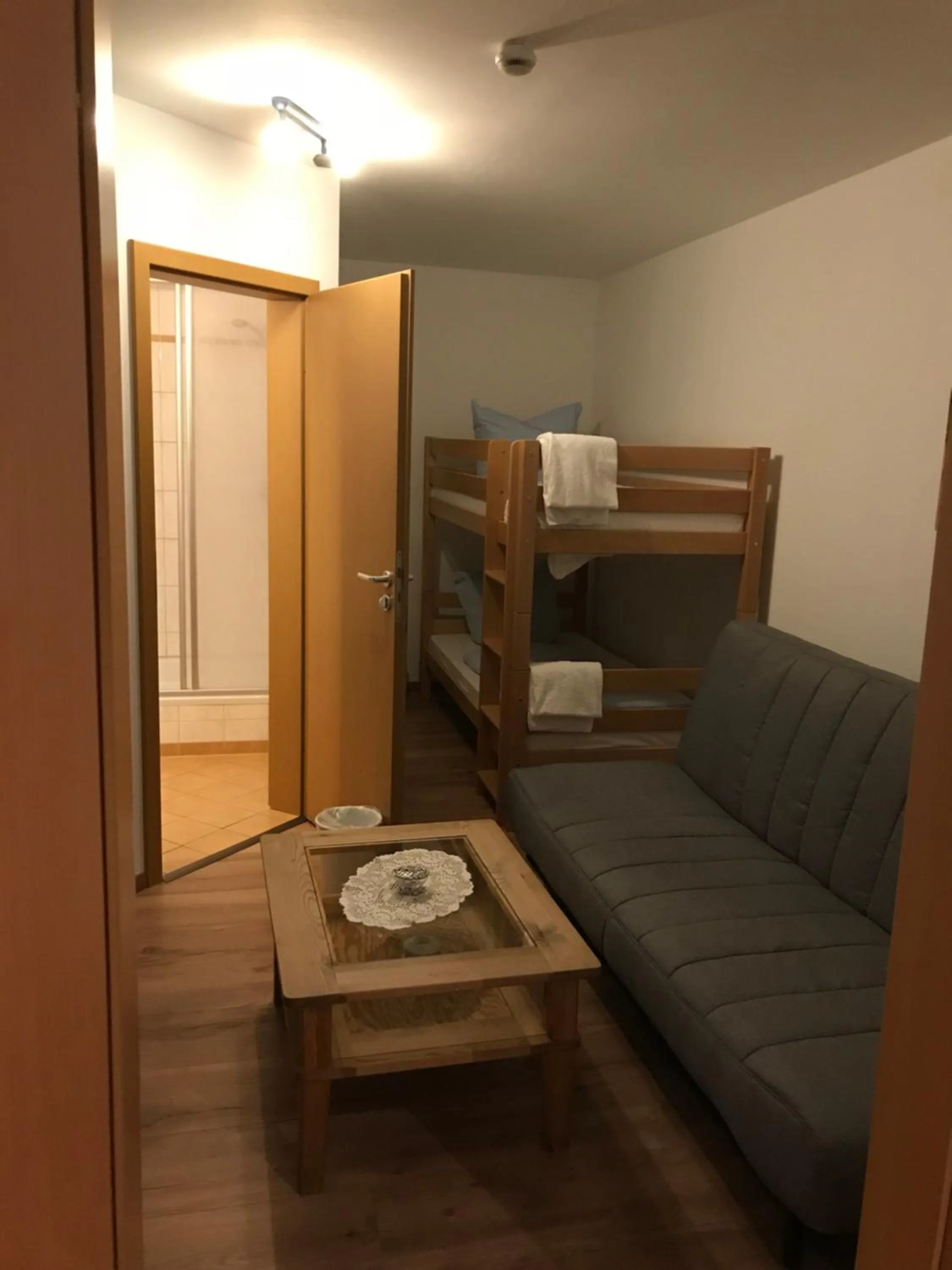 Decorative detail, Bed in Hotel Guntia Boardinghouse virtueller check in und Zimmer Zugang