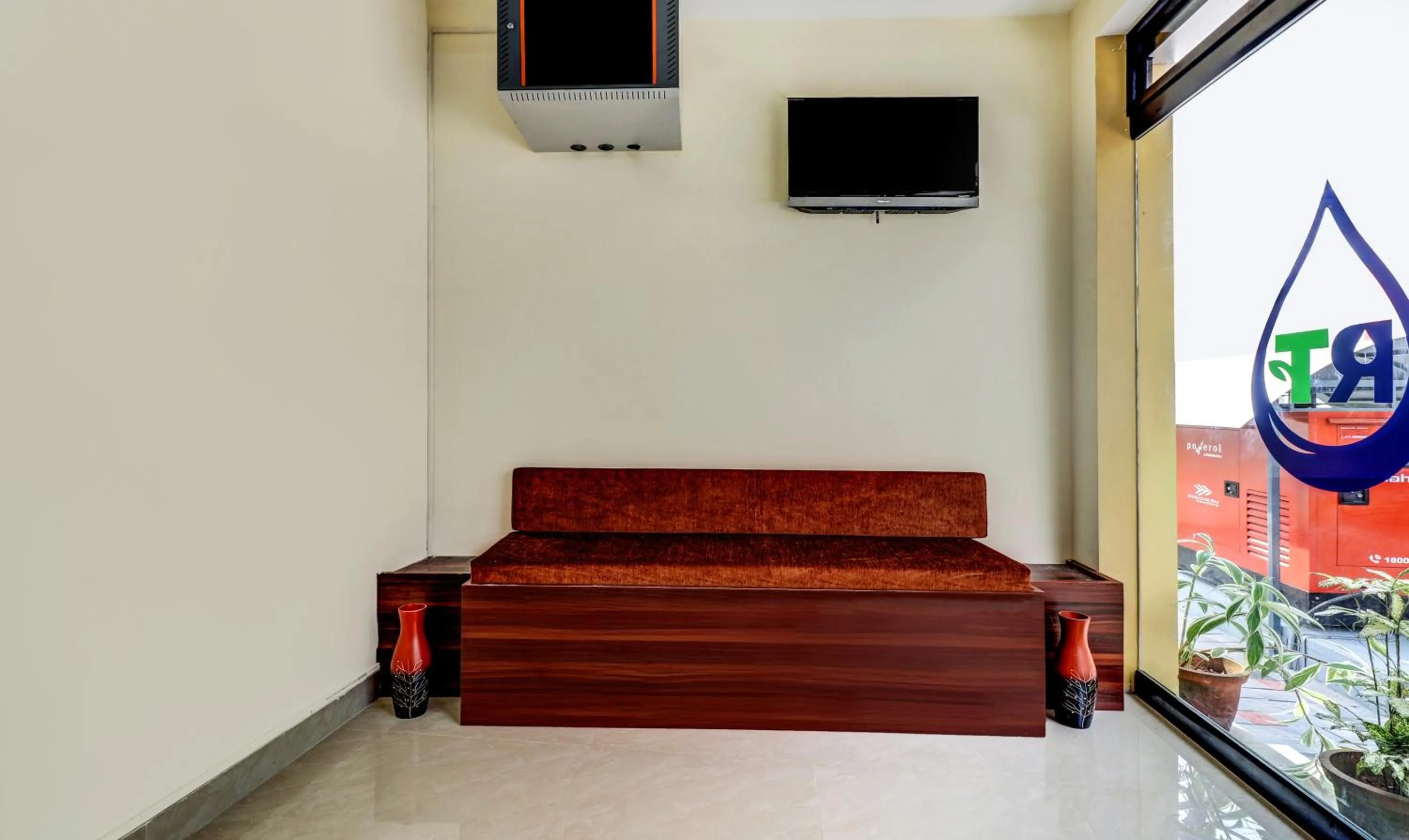 Seating area in Itsy Hotels Rain Tulsi Stayz, Palarivattom Junction