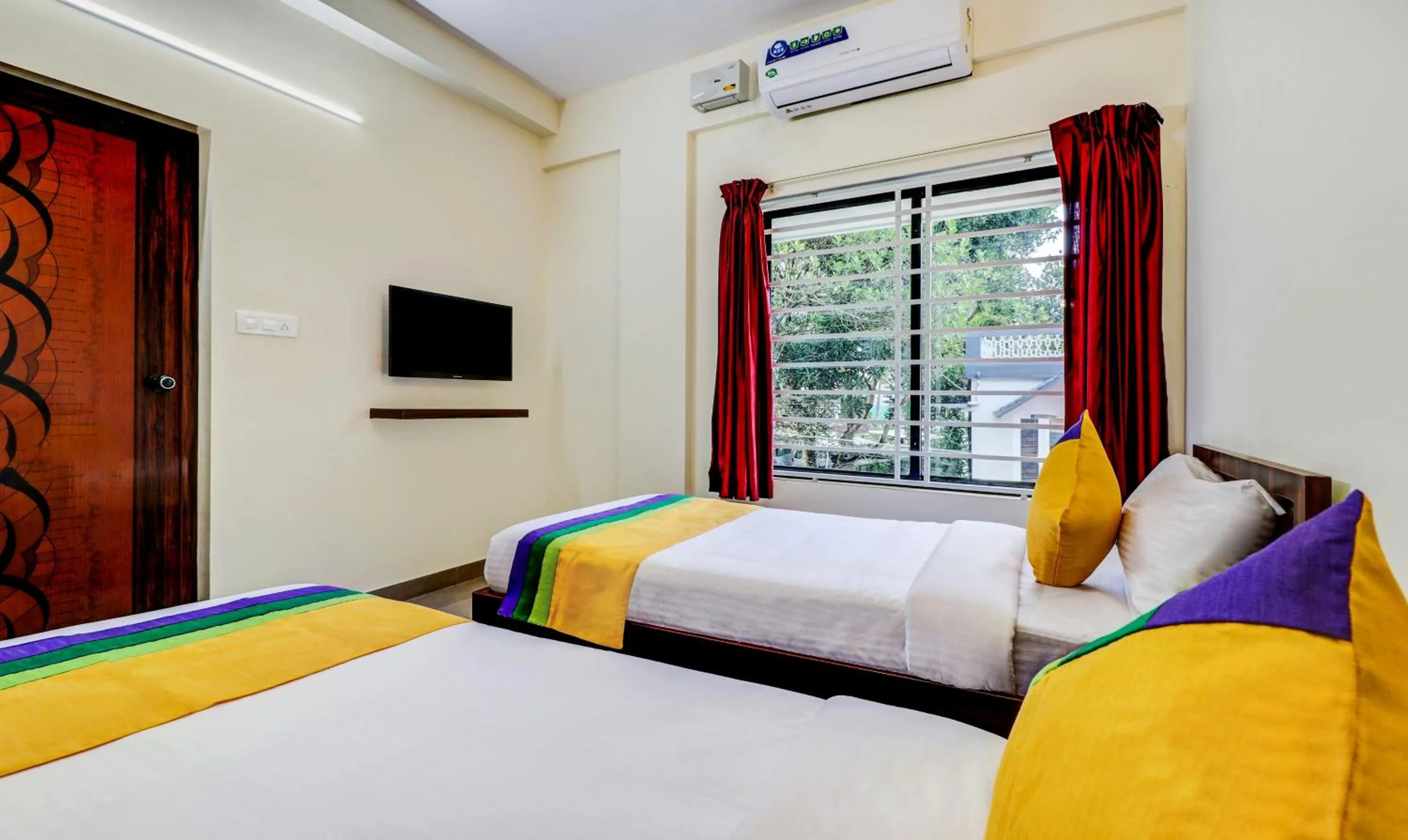 Bedroom, Bed in Itsy Hotels Rain Tulsi Stayz, Palarivattom Junction