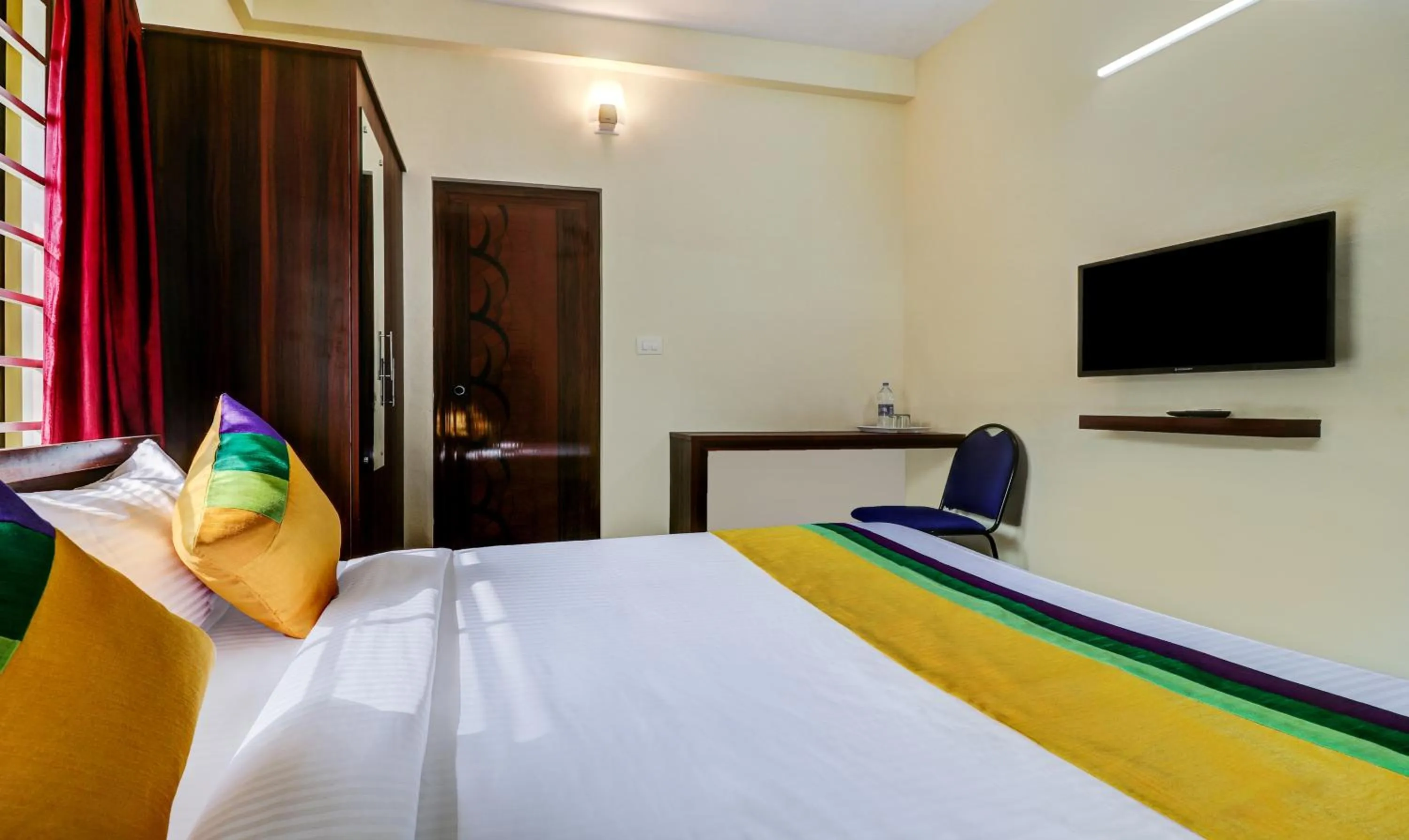 Bedroom, Bed in Itsy Hotels Rain Tulsi Stayz, Palarivattom Junction