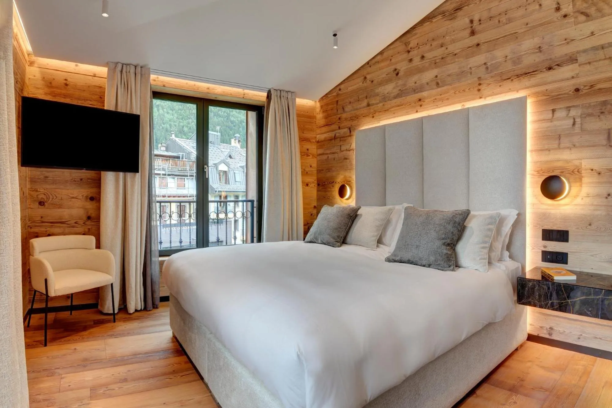 TV and multimedia, Bed in Grand Hôtel des Alpes