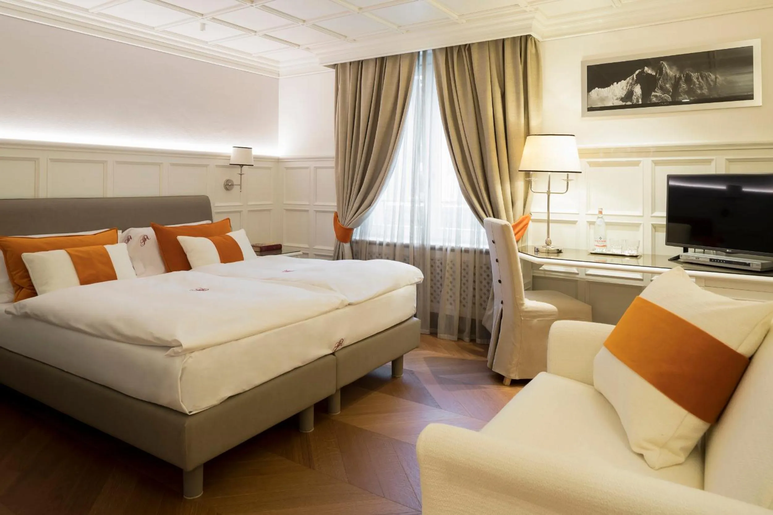 Photo of the whole room, Bed in Grand Hôtel des Alpes