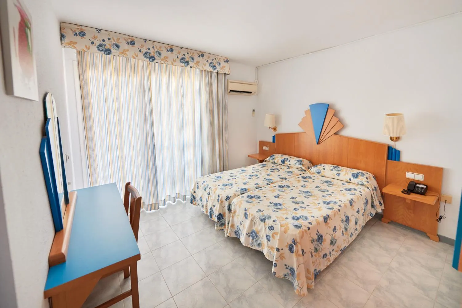 Photo of the whole room in Checkin Blanes