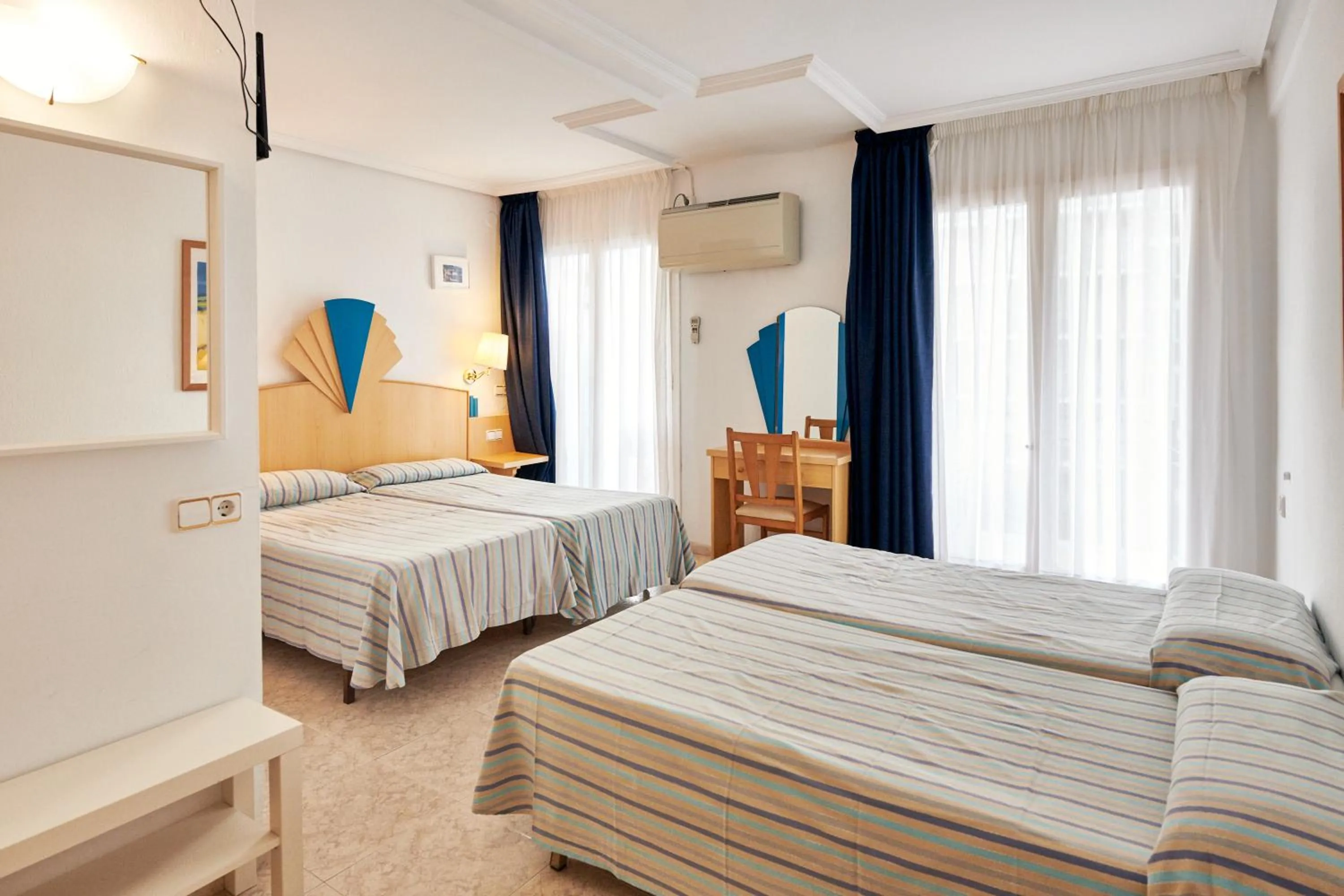 Photo of the whole room in Checkin Blanes