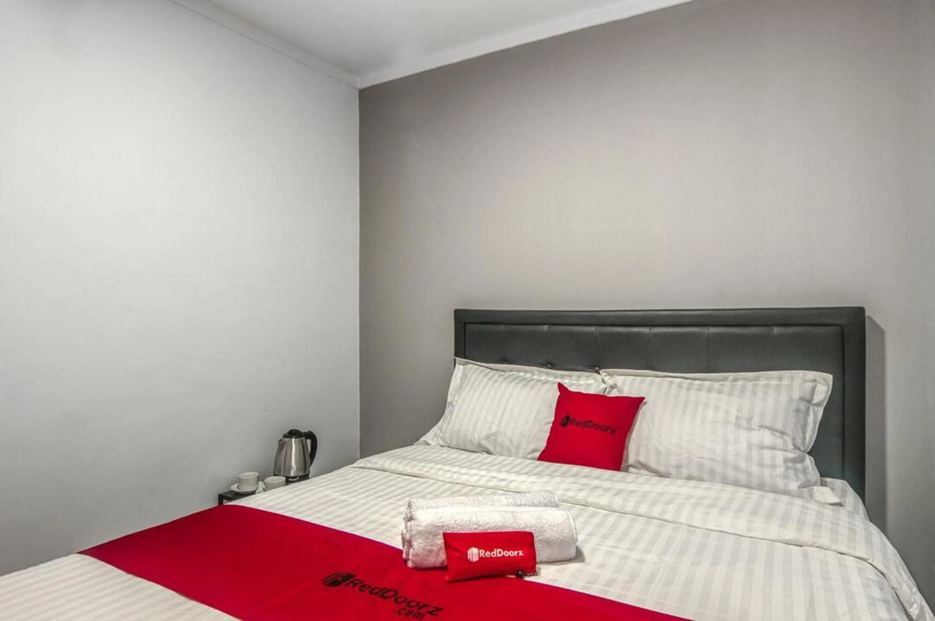 Bedroom, Bed in RedDoorz Plus at Cideng Timur