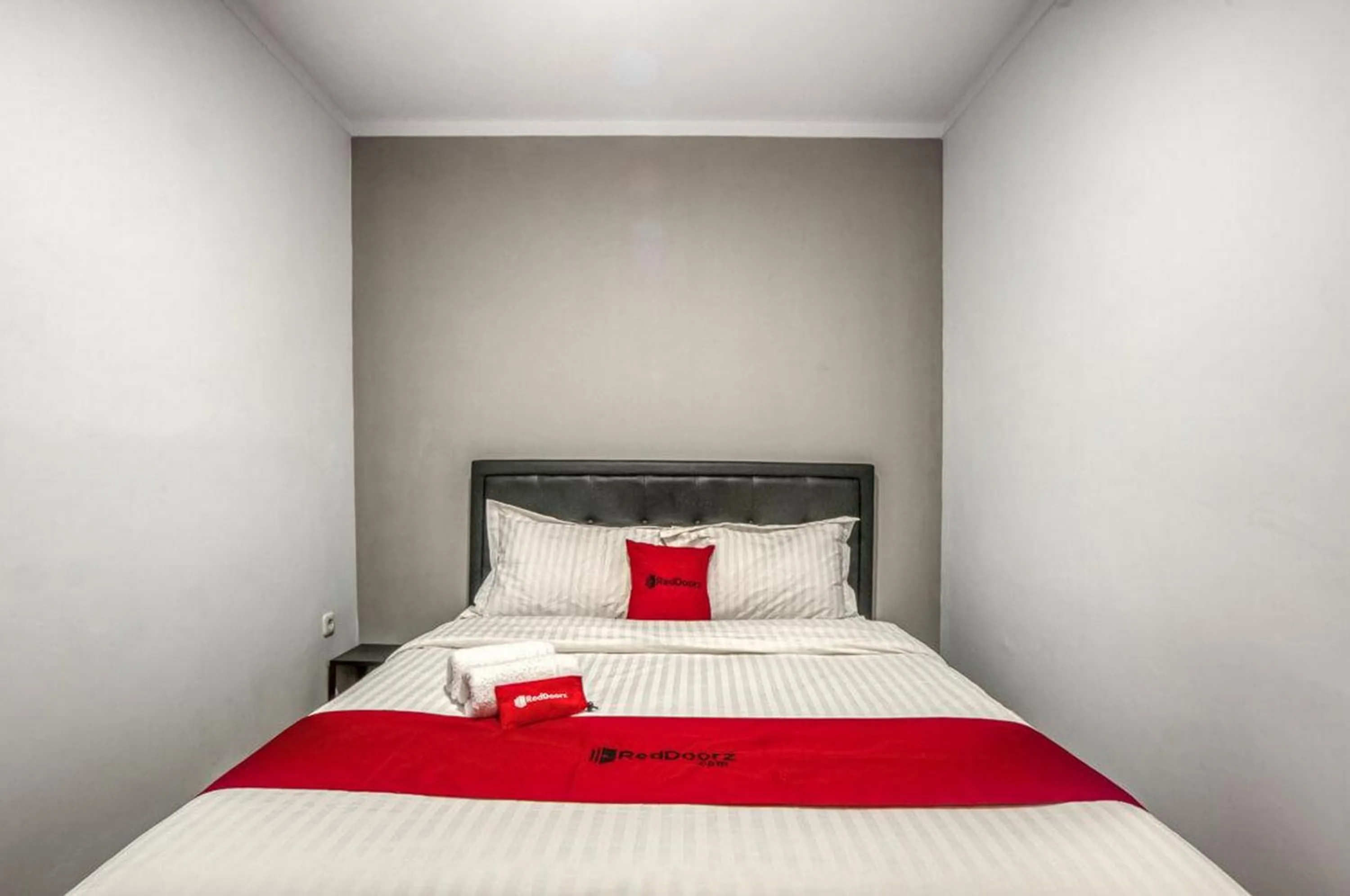 Bedroom, Bed in RedDoorz Plus at Cideng Timur