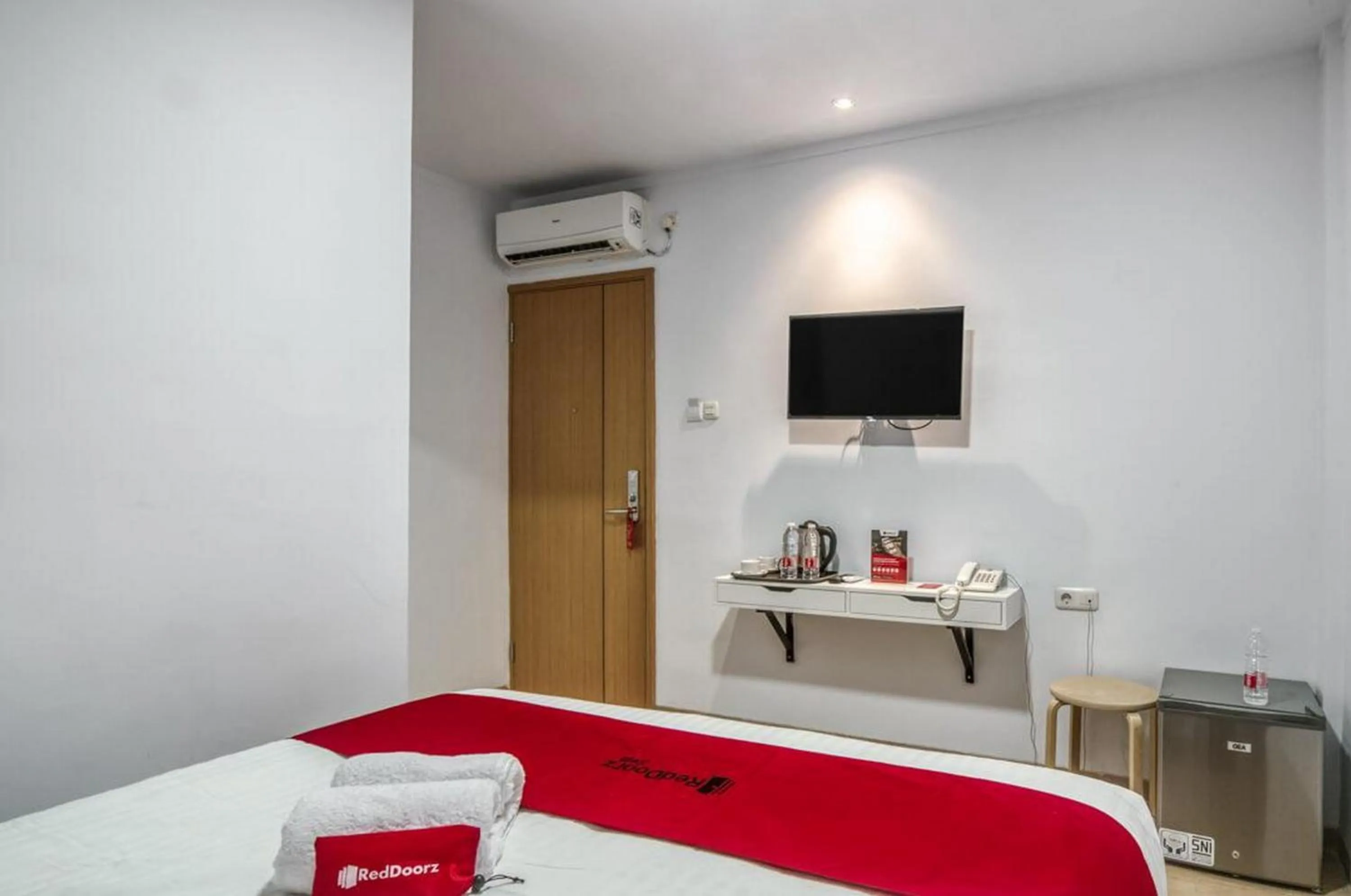 Bedroom, Bed in RedDoorz Plus at Cideng Timur