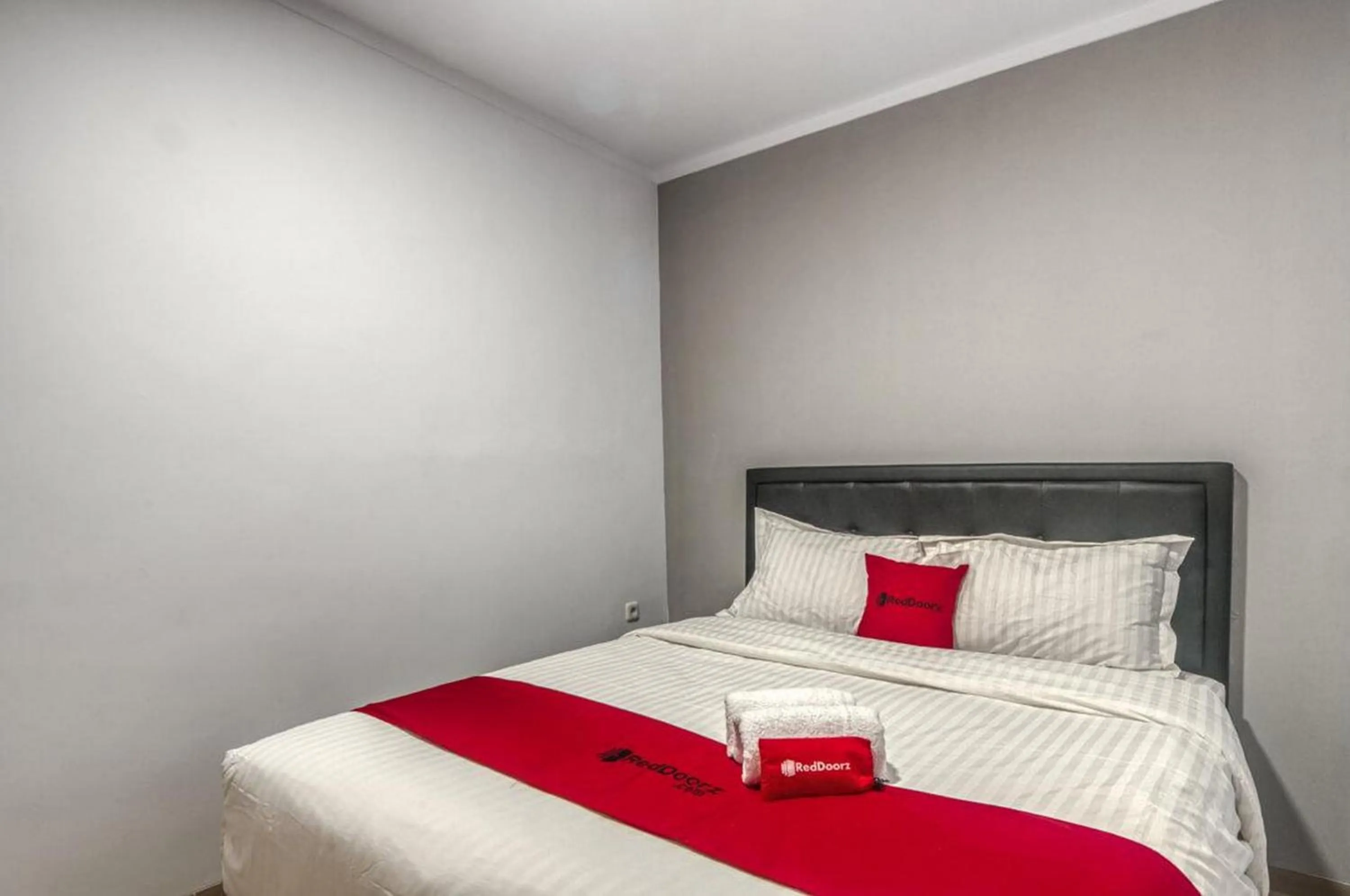 Bedroom, Bed in RedDoorz Plus at Cideng Timur