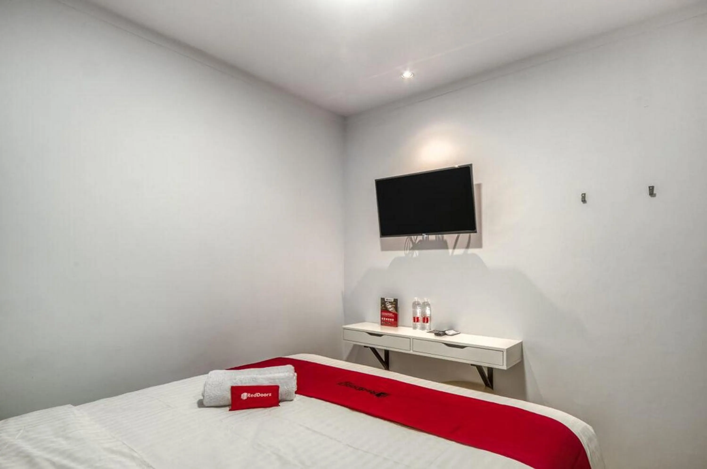 Bedroom, Bed in RedDoorz Plus at Cideng Timur