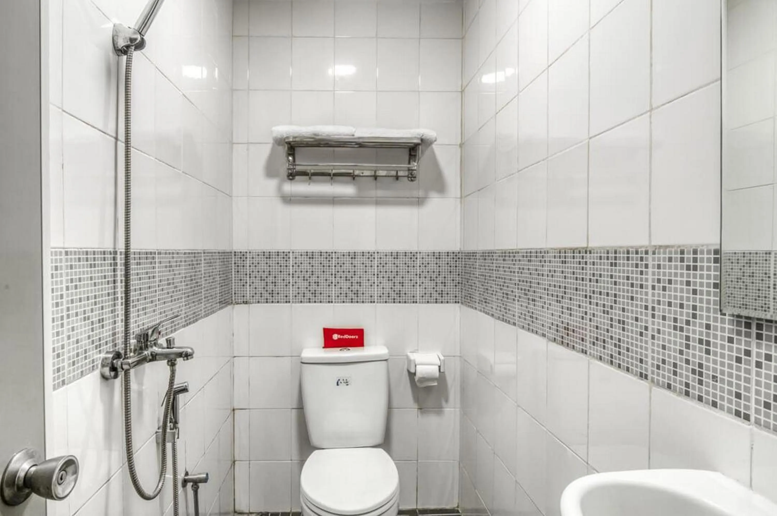 Bathroom in RedDoorz Plus at Cideng Timur