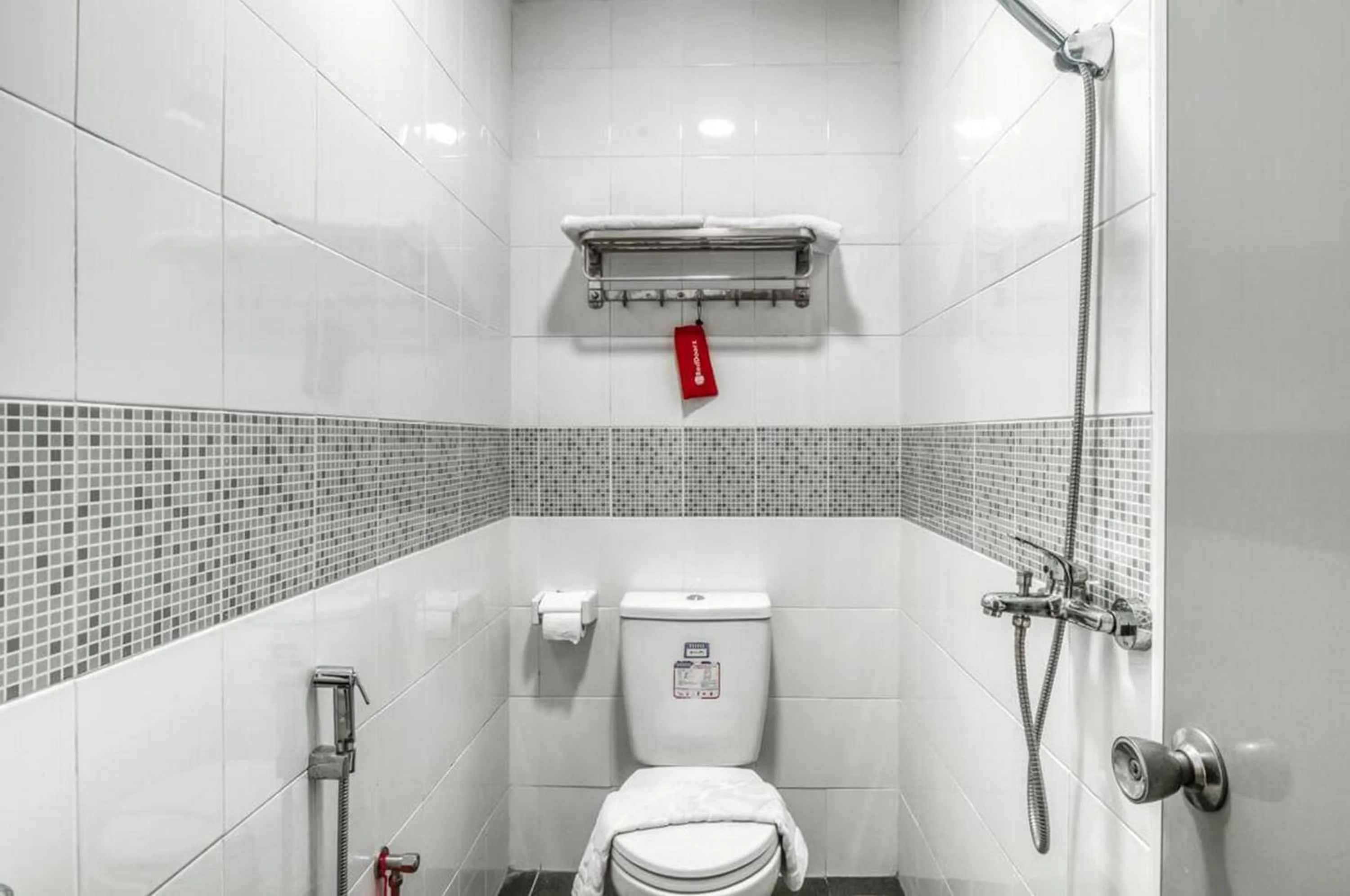 Bathroom in RedDoorz Plus at Cideng Timur