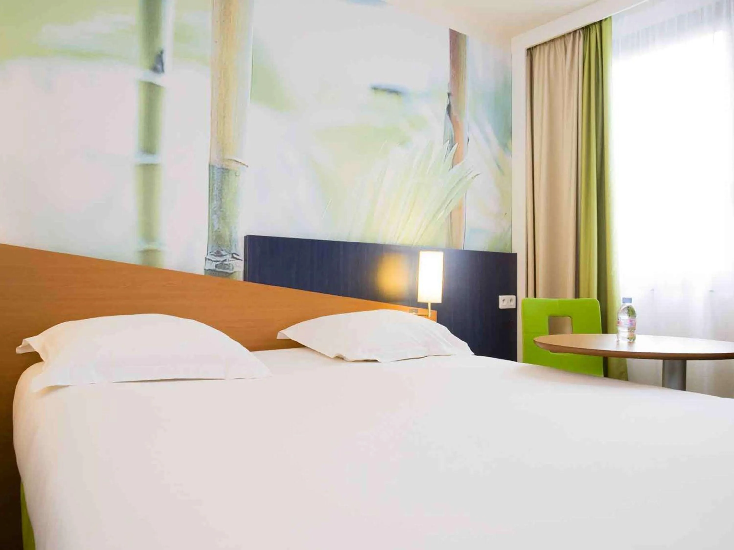 Bedroom, Bed in ibis Styles Angers Centre Gare