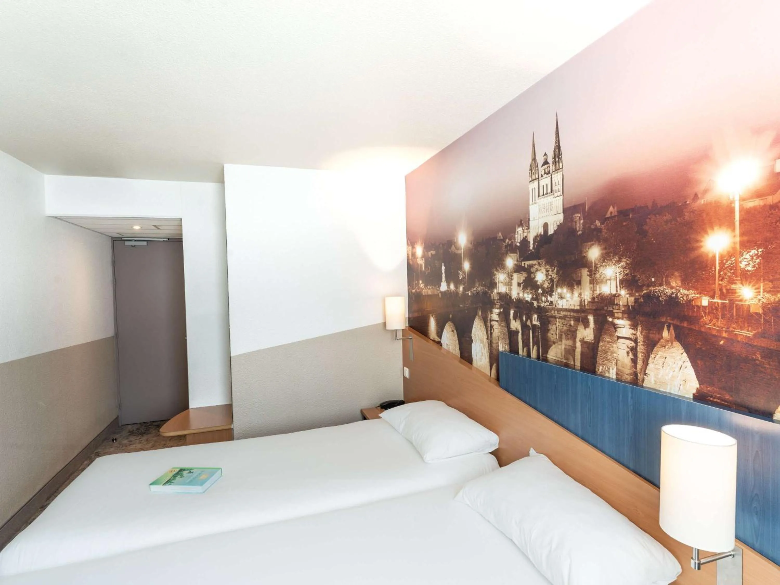 Bedroom, Bed in ibis Styles Angers Centre Gare