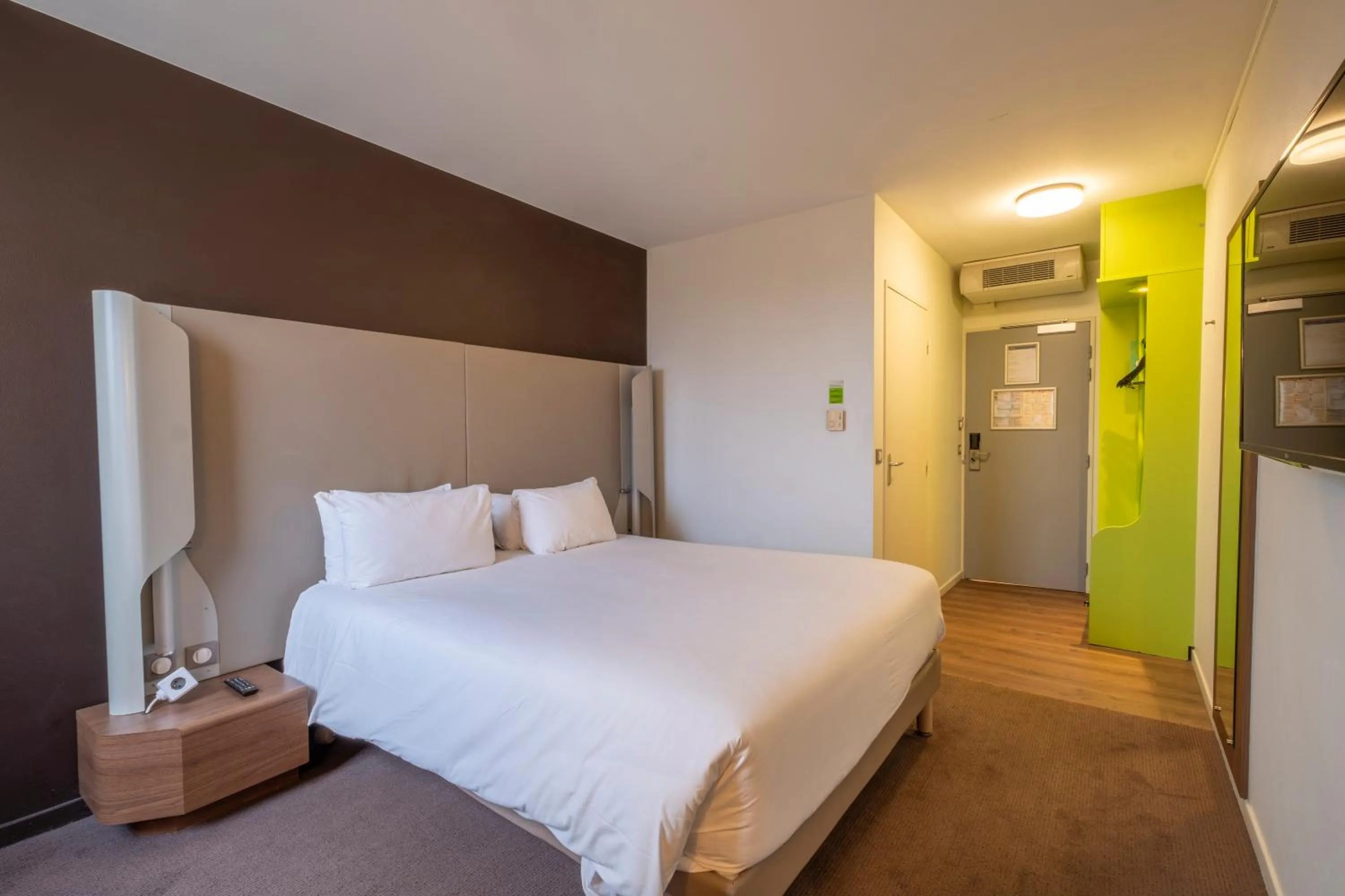 Photo of the whole room, Bed in Campanile Roissy - Aéroport CDG - Le Mesnil Amelot
