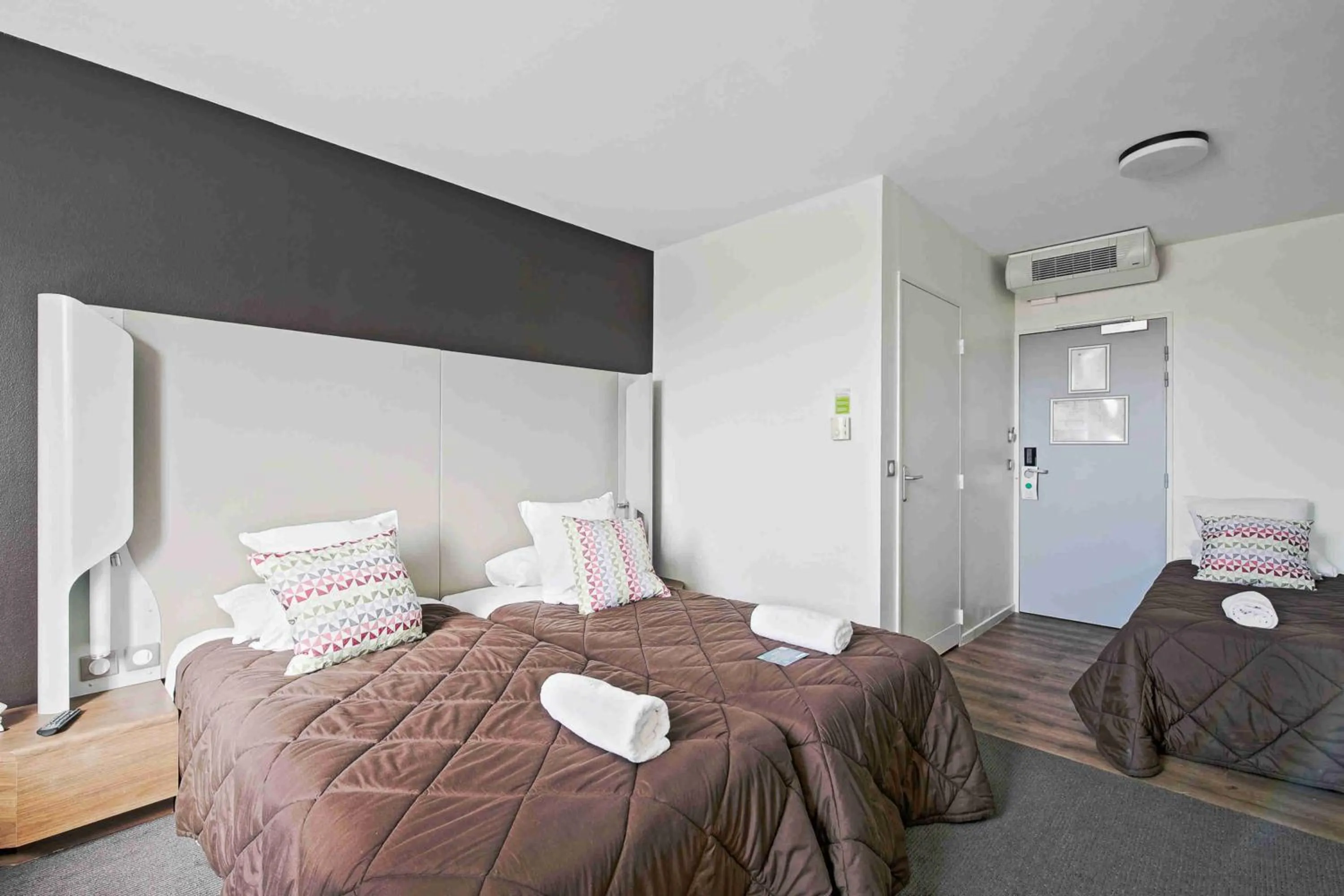Standard Room with Three Single Beds in Campanile Roissy - Aéroport CDG - Le Mesnil Amelot