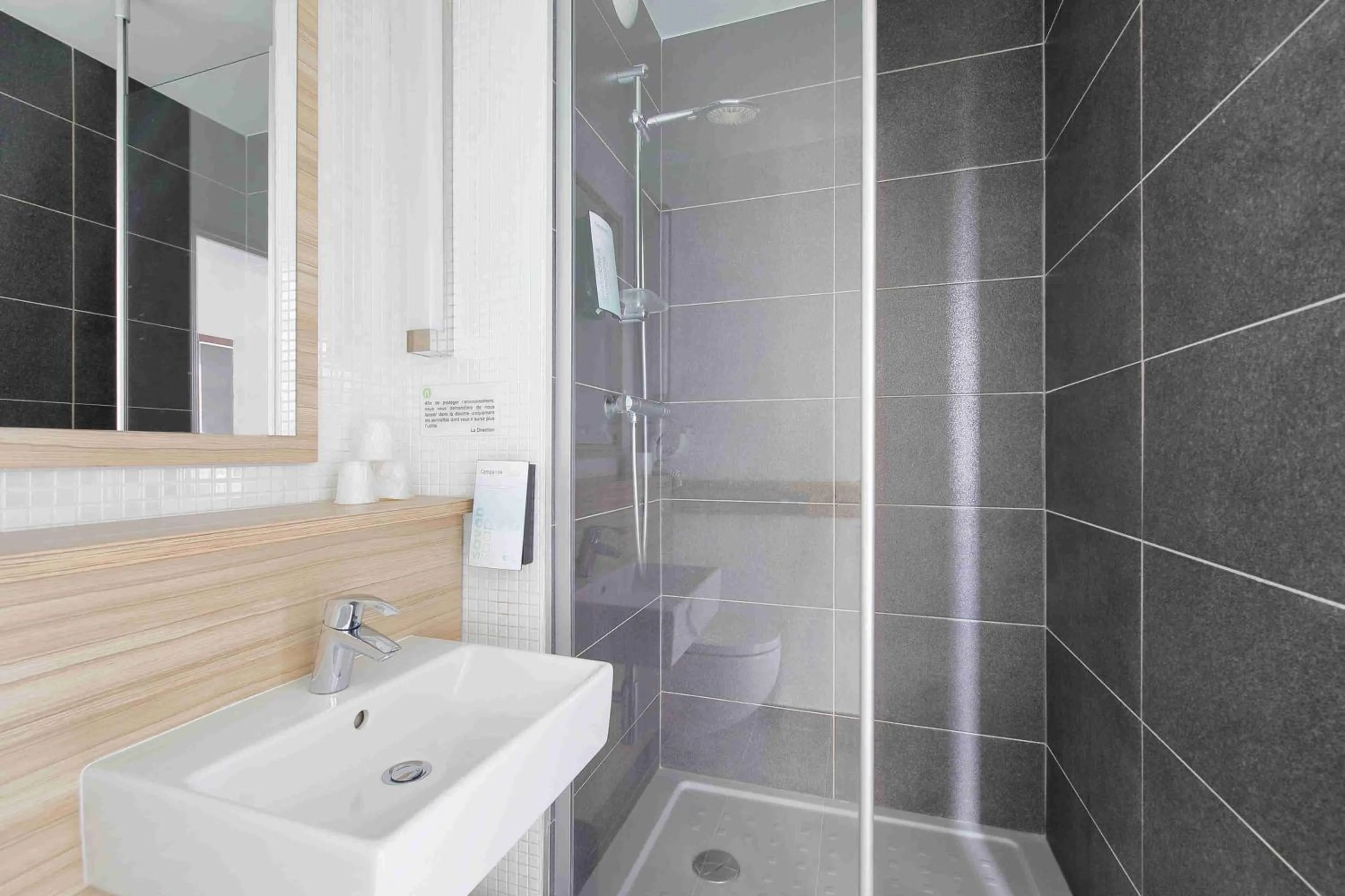 Shower in Campanile Roissy - Aéroport CDG - Le Mesnil Amelot