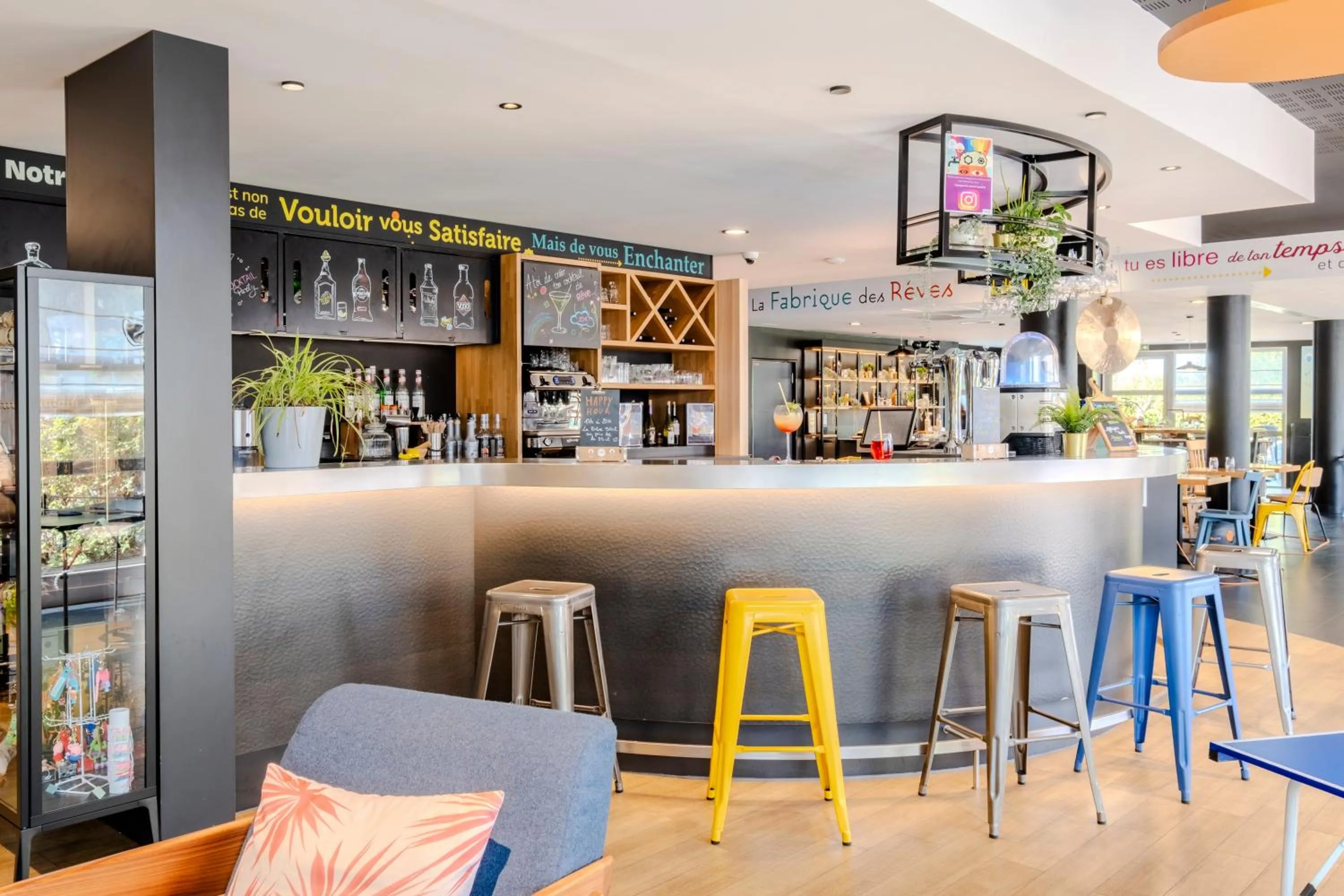 Lounge or bar in Campanile Roissy - Aéroport CDG - Le Mesnil Amelot