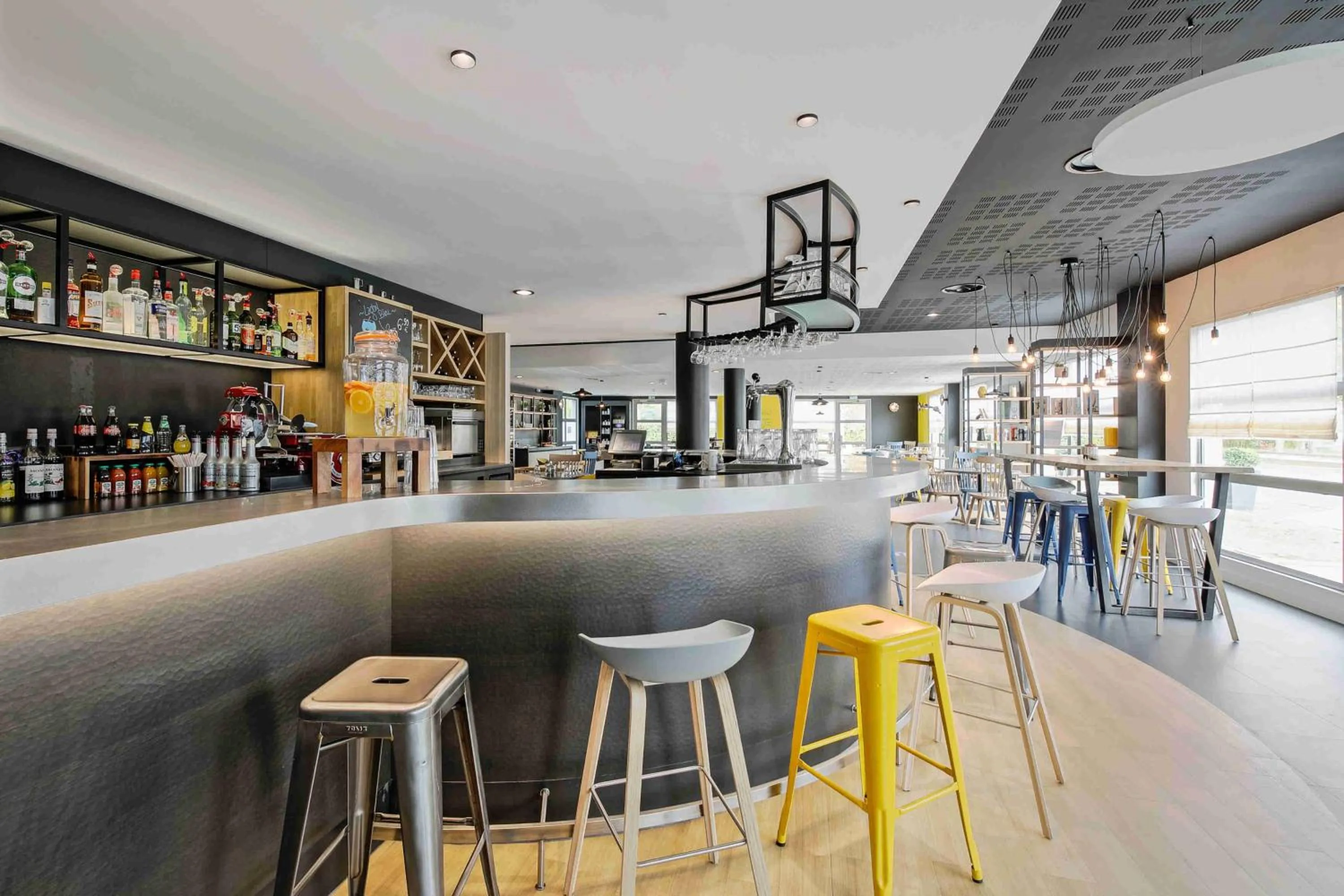 Lounge or bar in Campanile Roissy - Aéroport CDG - Le Mesnil Amelot