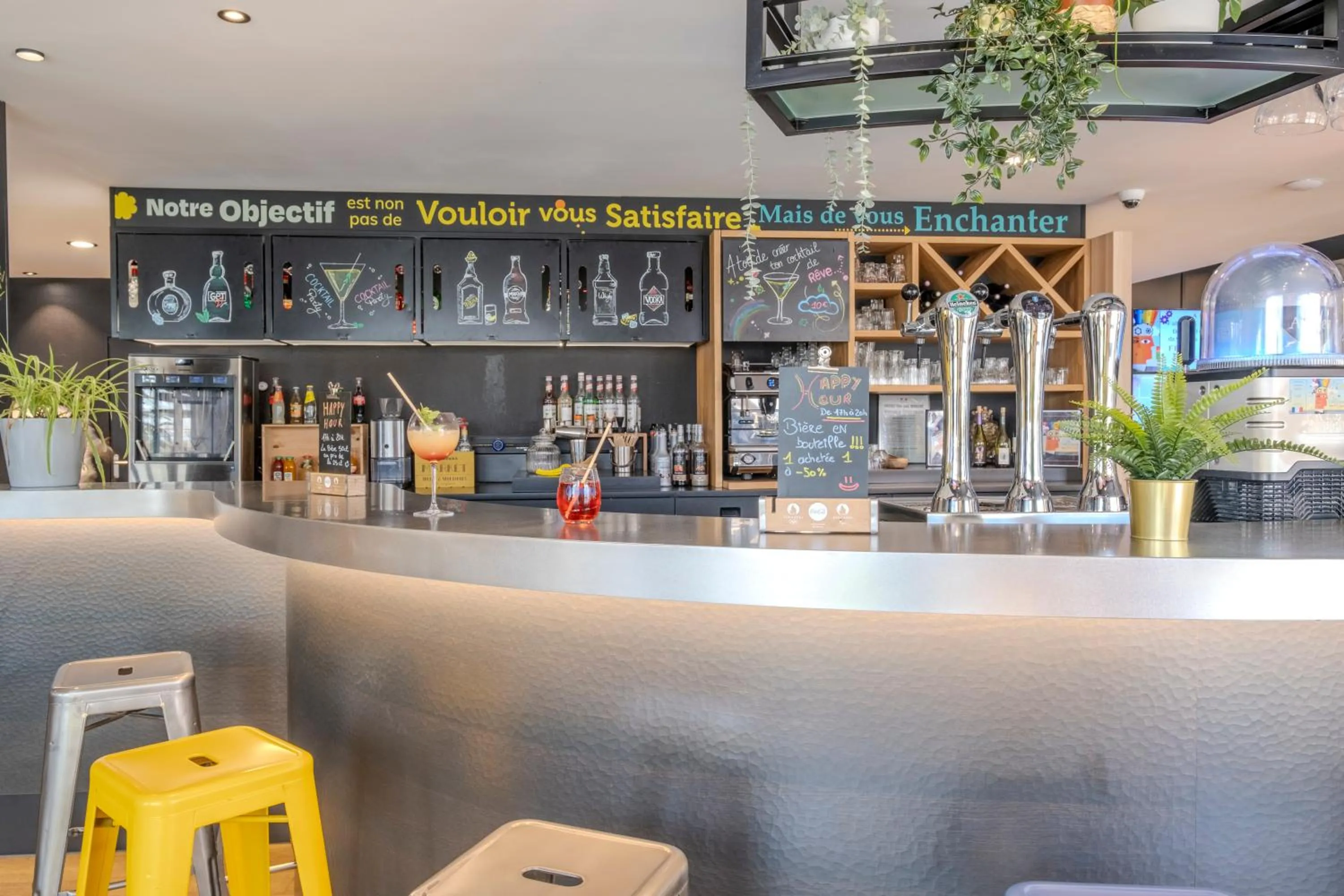 Lounge or bar in Campanile Roissy - Aéroport CDG - Le Mesnil Amelot