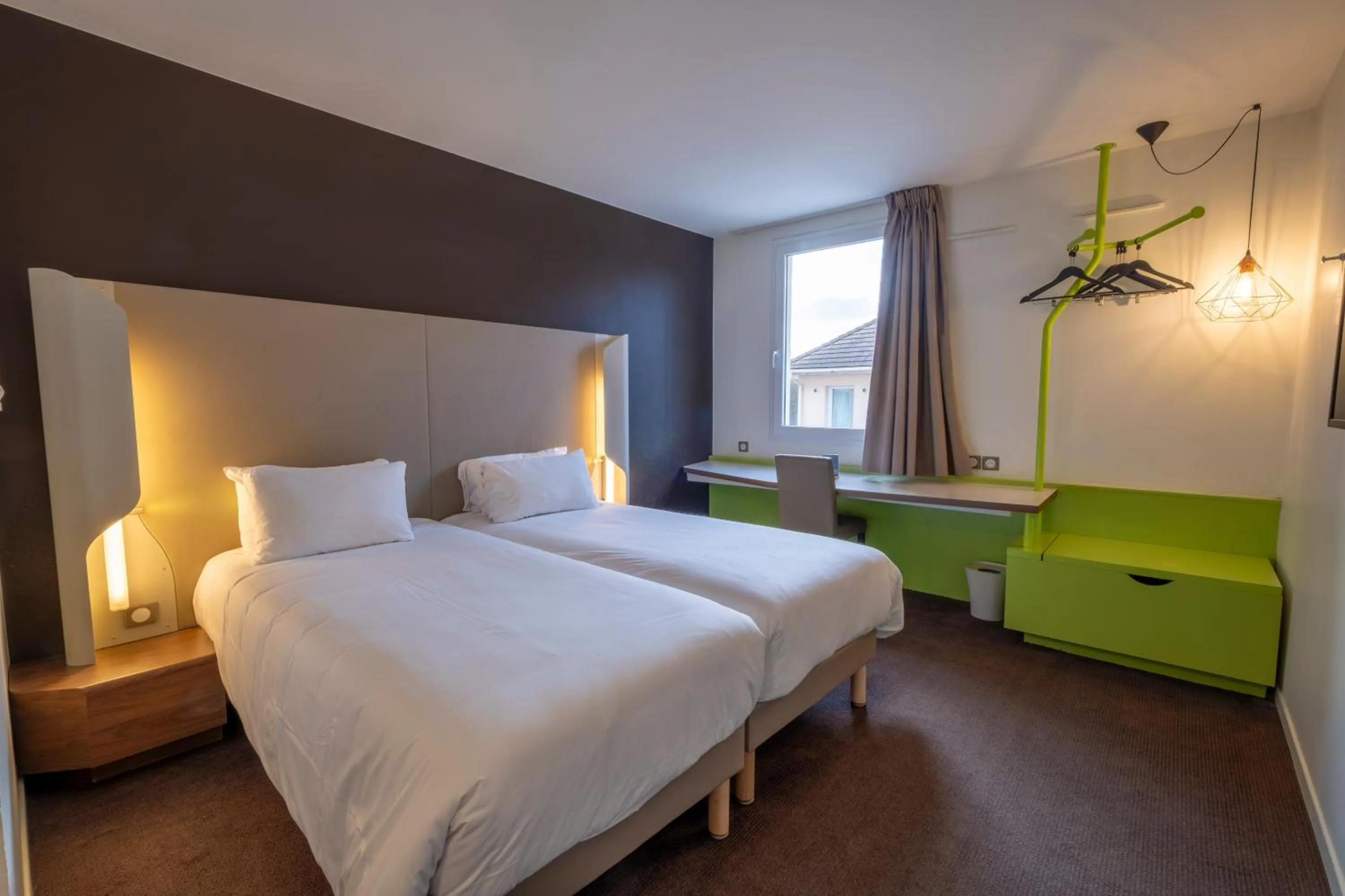 Bedroom, Bed in Campanile Roissy - Aéroport CDG - Le Mesnil Amelot