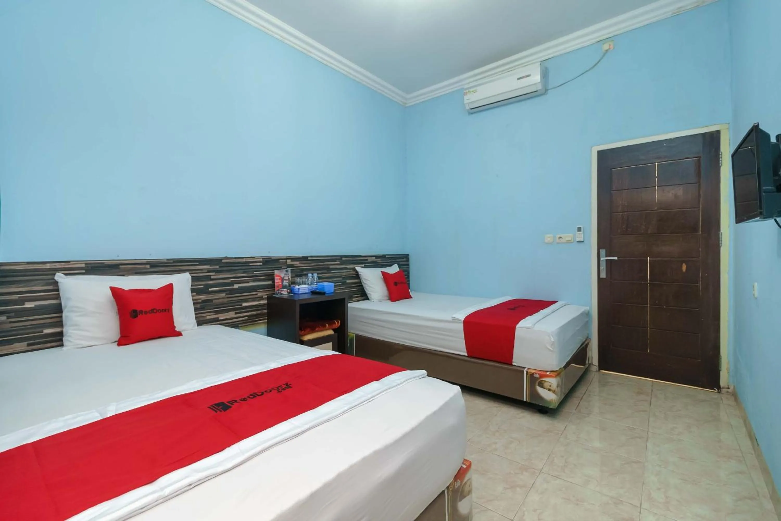 Bedroom, Bed in RedDoorz Syariah @ Mora Garden Bungo