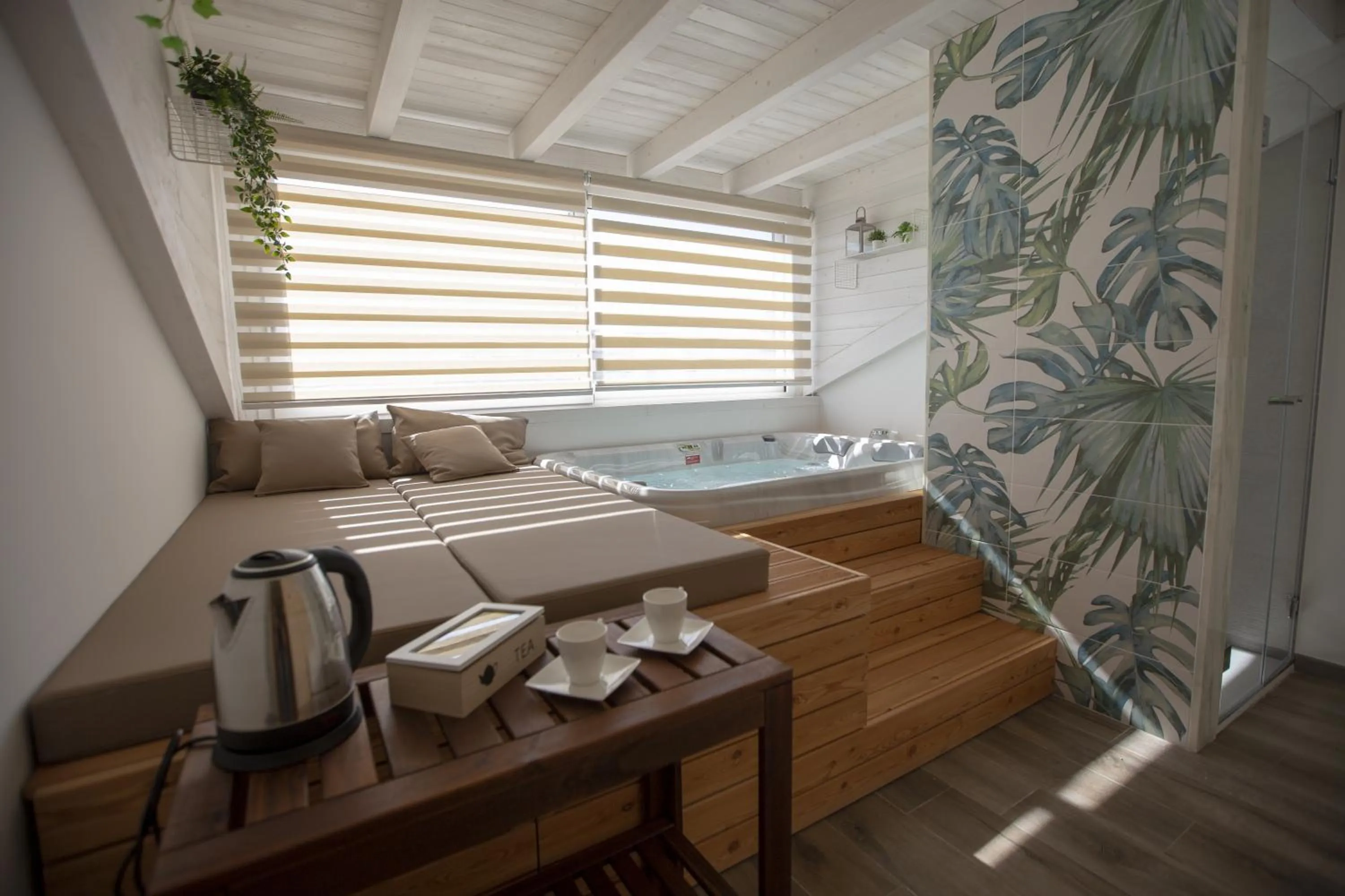 Hot Tub, Bed in Luxmarì Hotel & Spa