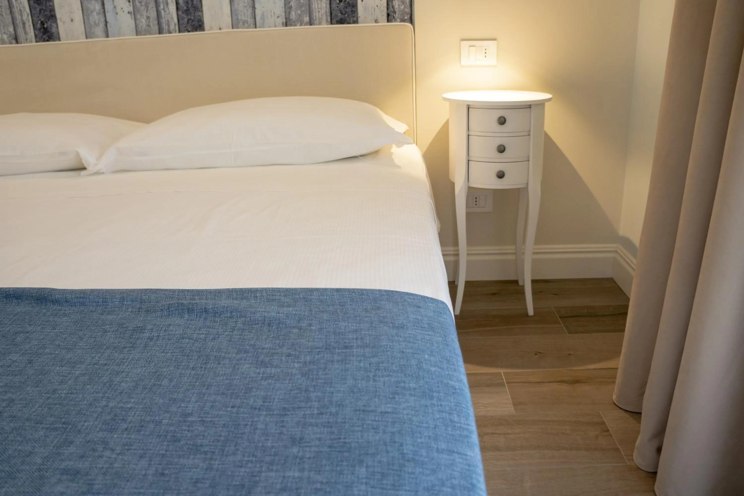 Shower, Bed in Luxmarì Hotel & Spa