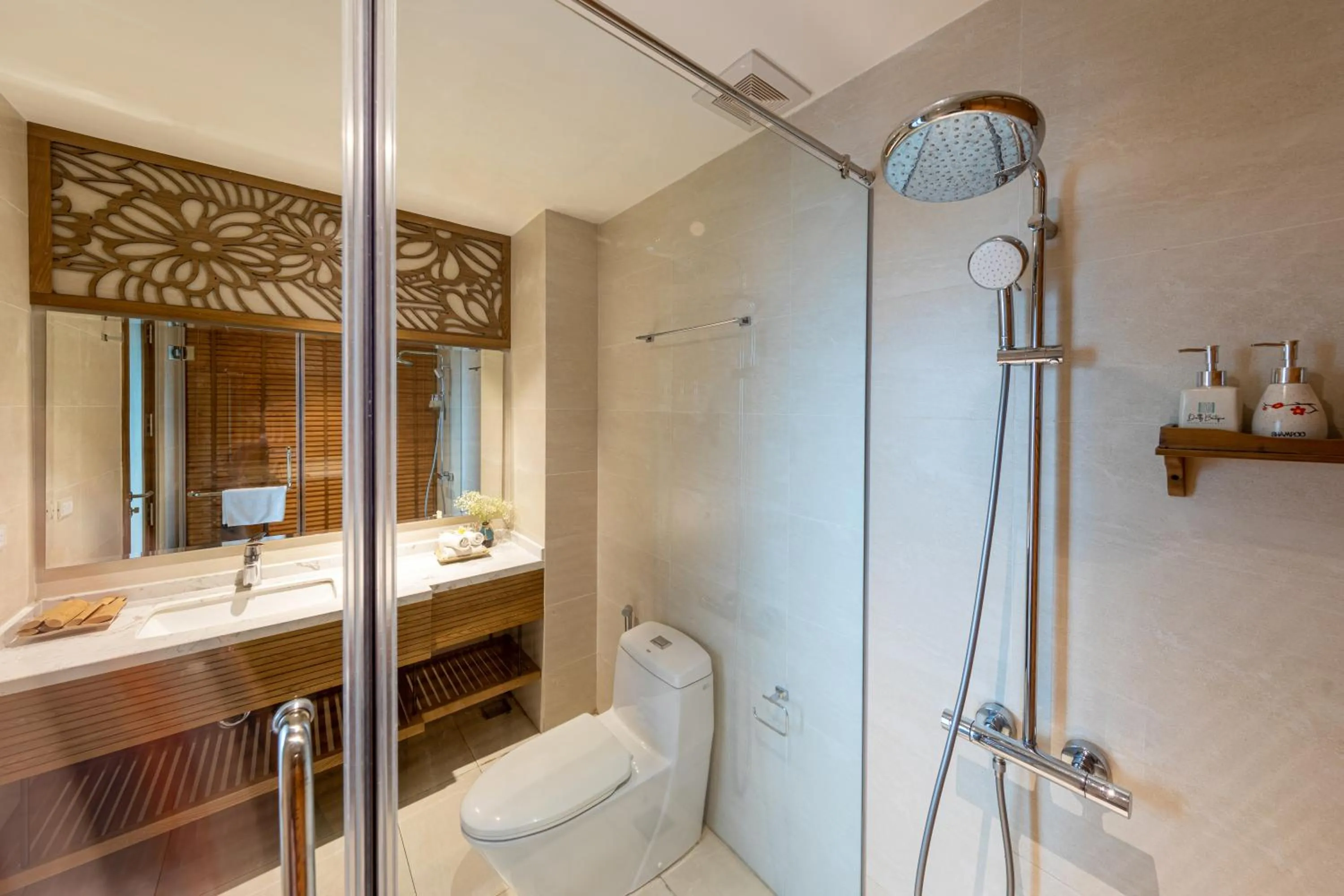 Shower in Daisy Boutique Hotel