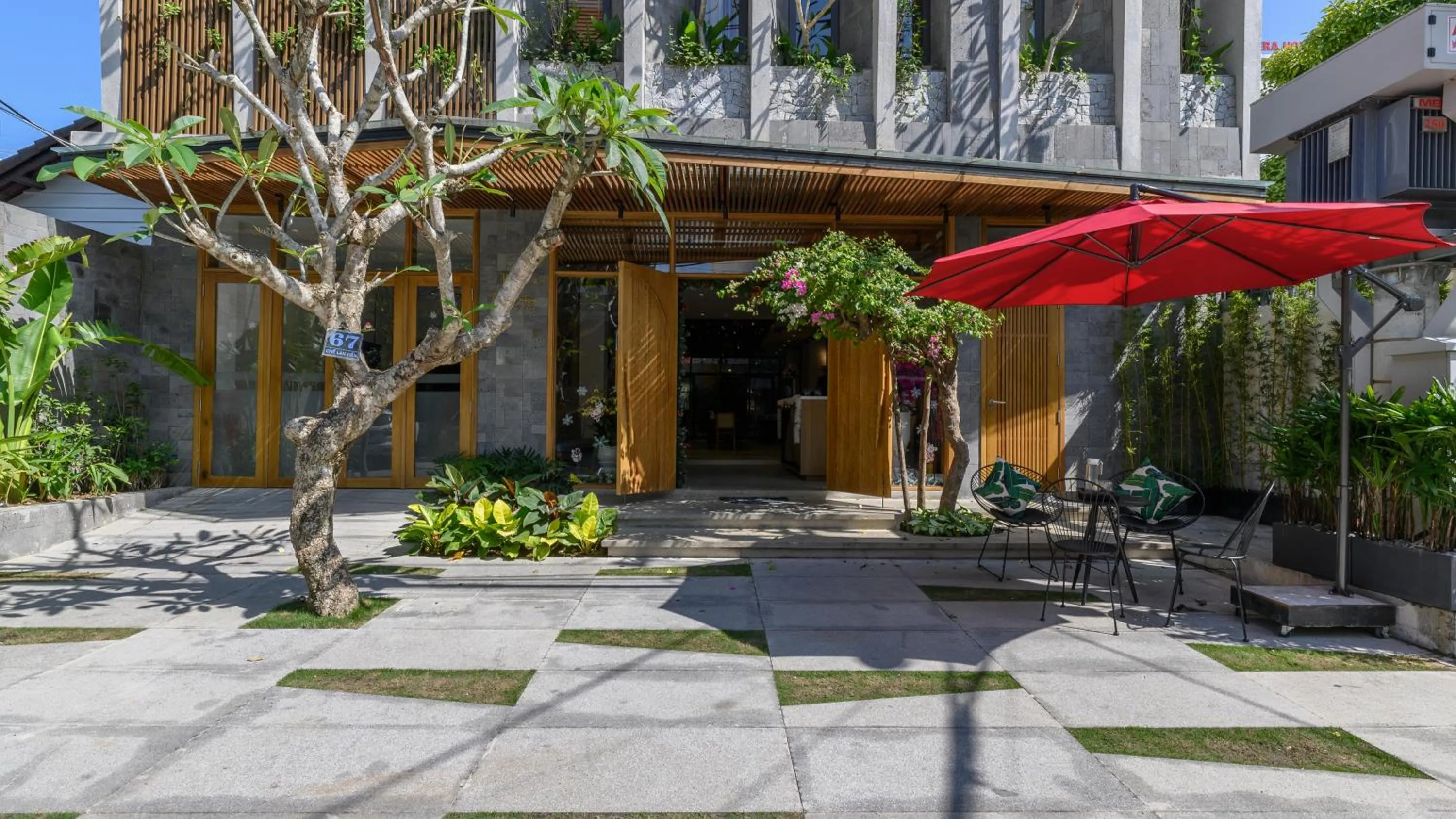 Facade/entrance in Daisy Boutique Hotel