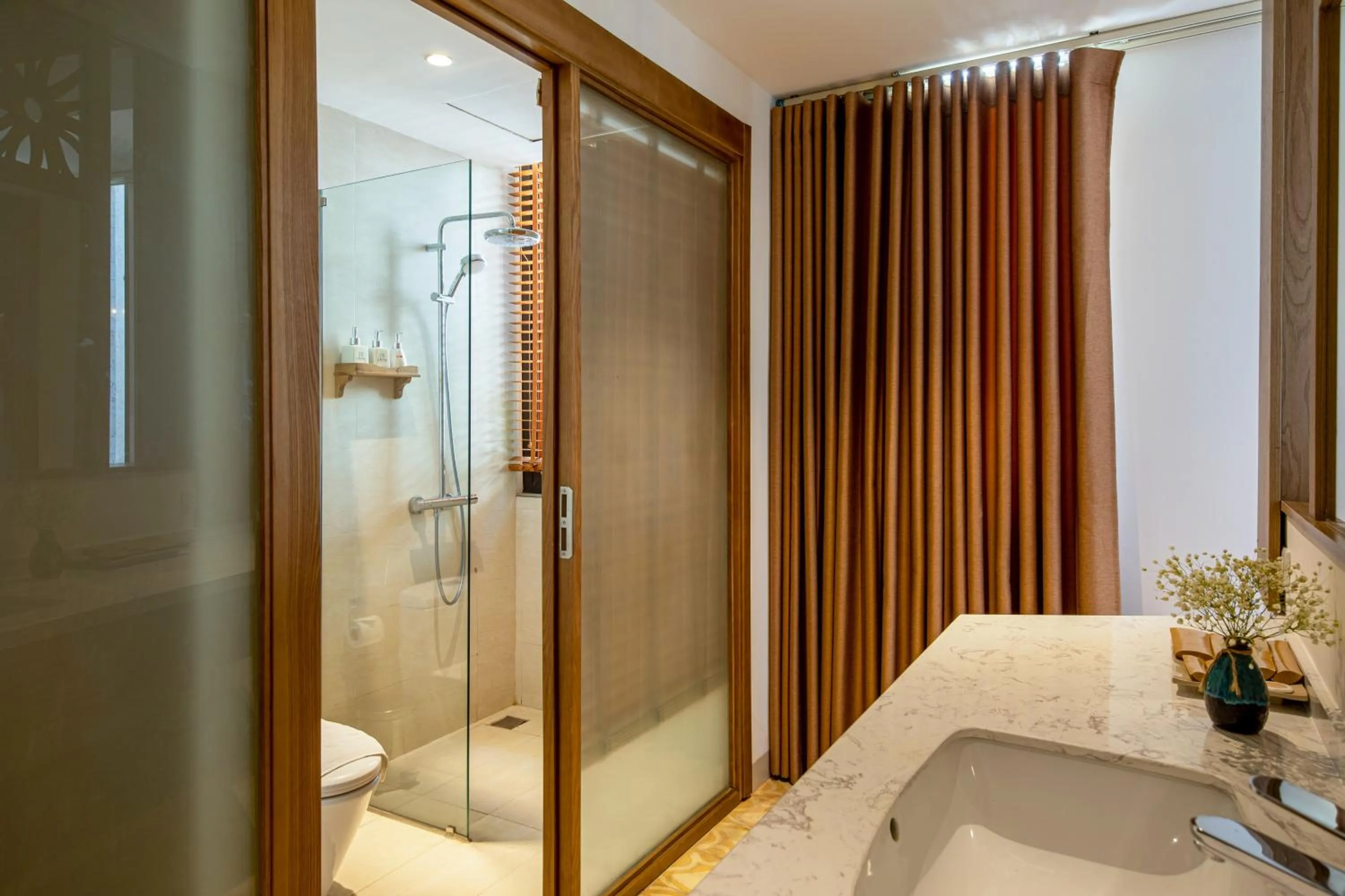 Shower, Bed in Daisy Boutique Hotel