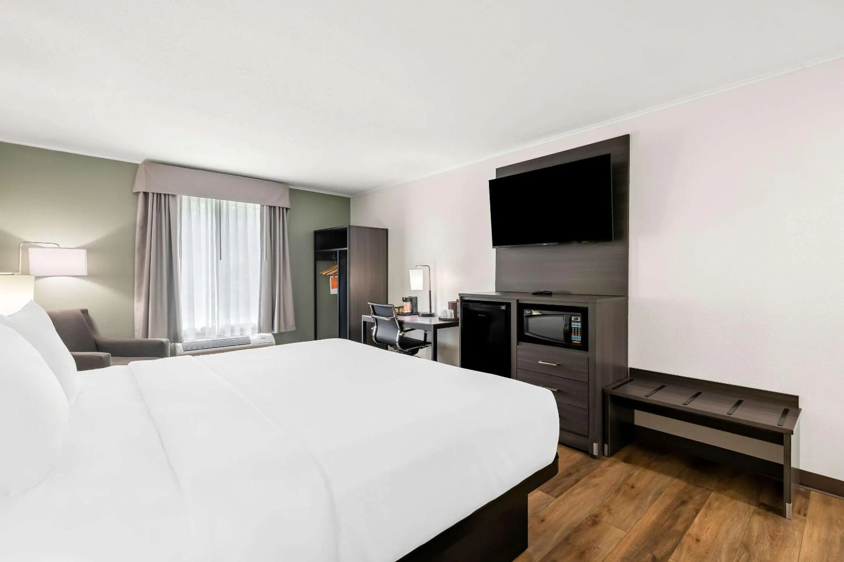 Bedroom, Bed in Quality Inn Merrimack - Nashua