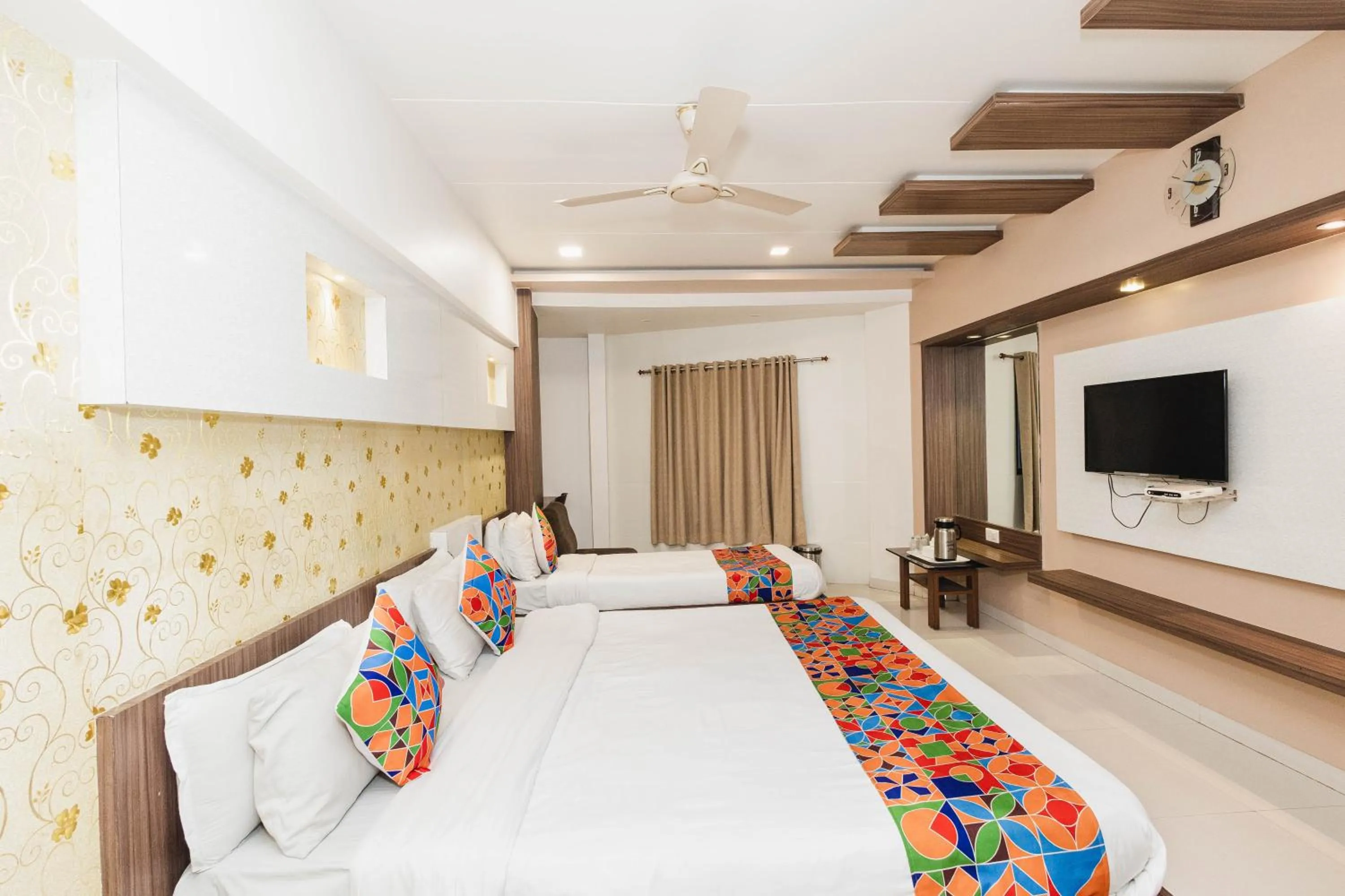 Bedroom, Bed in Hotel Amber Railway station