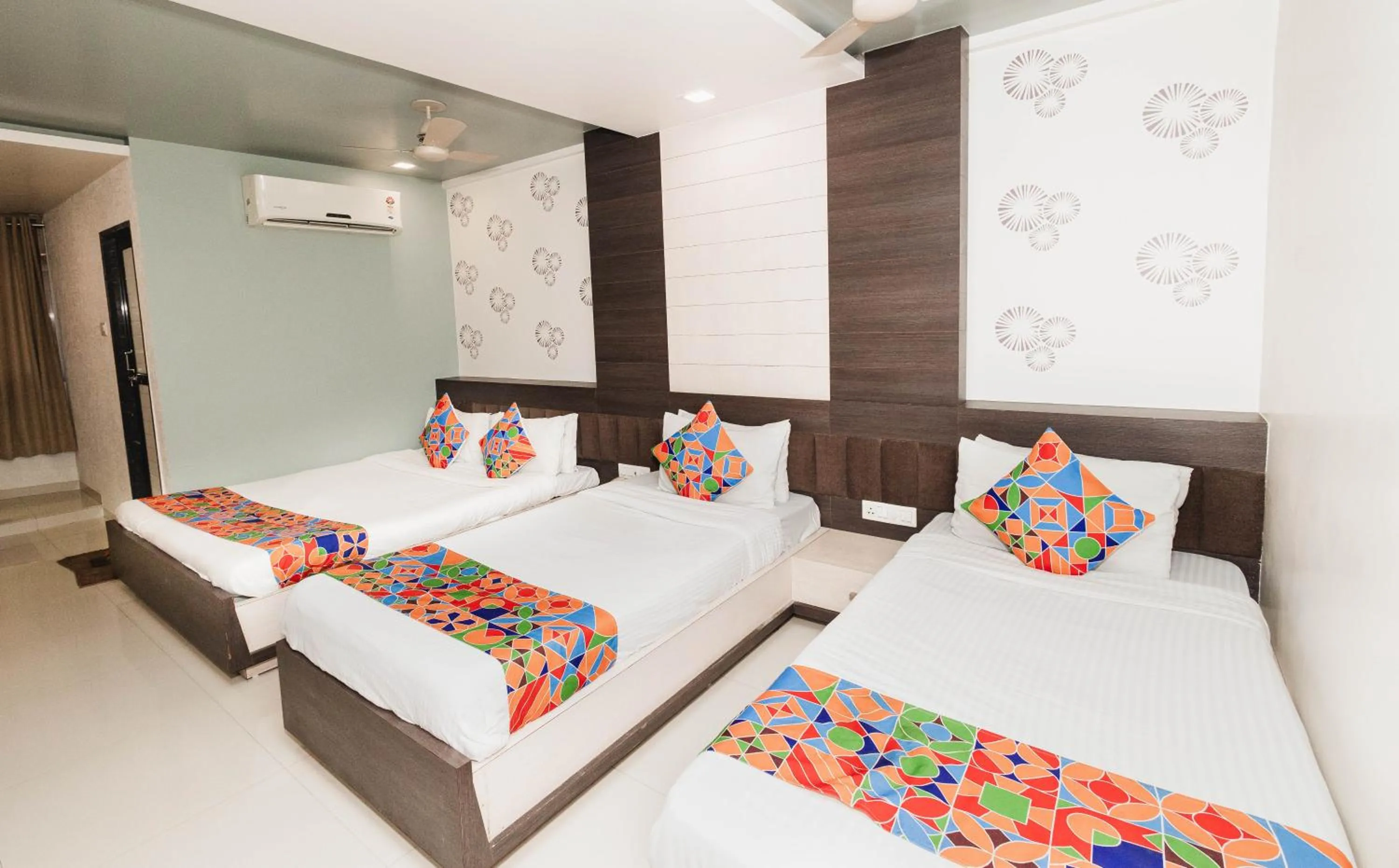 Bedroom, Bed in Hotel Amber Railway station